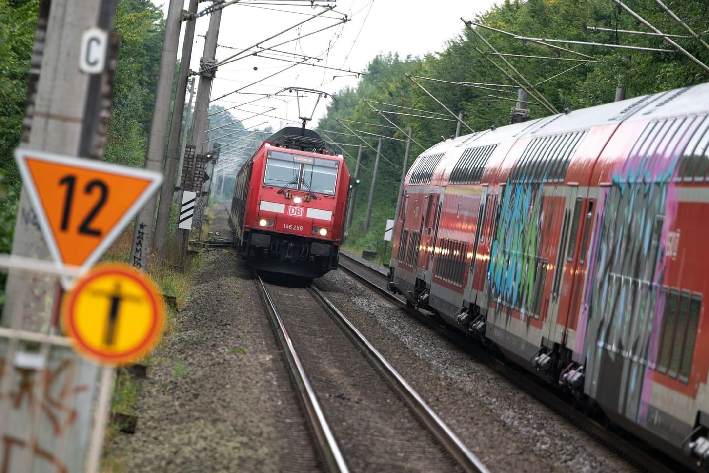 Zwei Regionalzüge der Deutschen Bahn (DB) begegnen sich (Symbolbild): Sturmböen in und um Hamburg sorgen für erhebliche Verspätungen