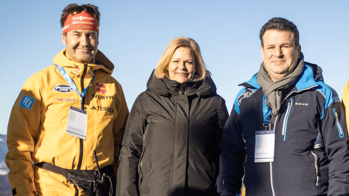 Gruppenbild mit Sportdirektor: Nancy Faeser (M.) und Hubertus Heil (r.) posierten in Oberstdorf mit Horst Hüttel, der beim Deutschen Skiverband für Skispringen und Nordische Kombination zuständig ist.