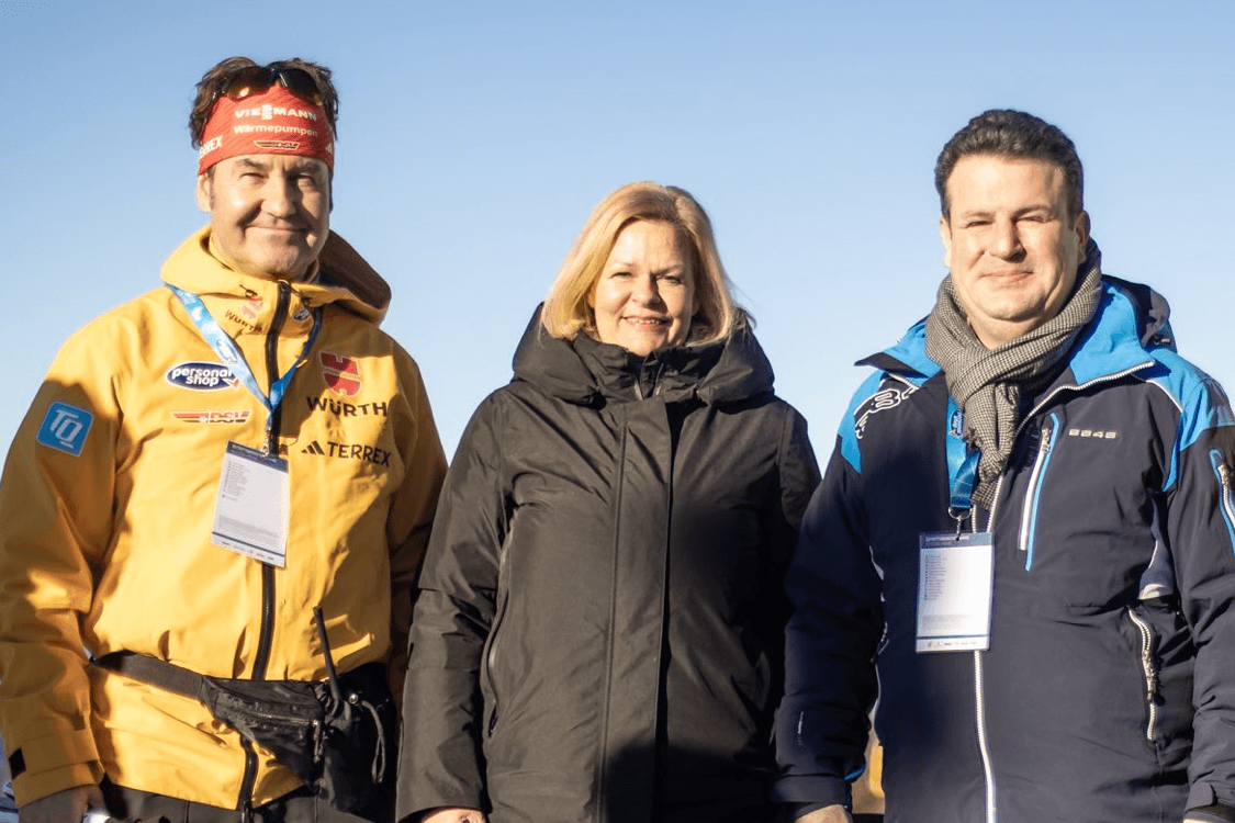 Gruppenbild mit Sportdirektor: Nancy Faeser (M.) und Hubertus Heil (r.) posierten in Oberstdorf mit Horst Hüttel, der beim Deutschen Skiverband für Skispringen und Nordische Kombination zuständig ist.