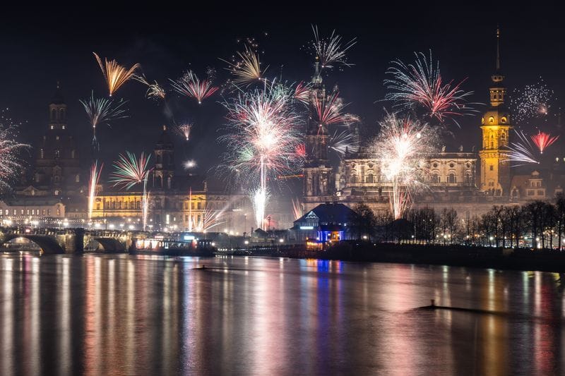 Feuerwerk explodiert in der Silvesternacht über der historischen Altstadtkulisse an der Elbe mit der Frauenkirche (l-r), dem Ständehaus, der Hofkirche und dem Hausmannsturm.