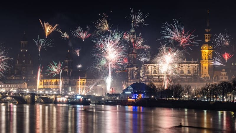 Feuerwerk explodiert in der Silvesternacht über der historischen Altstadtkulisse an der Elbe mit der Frauenkirche (l-r), dem Ständehaus, der Hofkirche und dem Hausmannsturm.