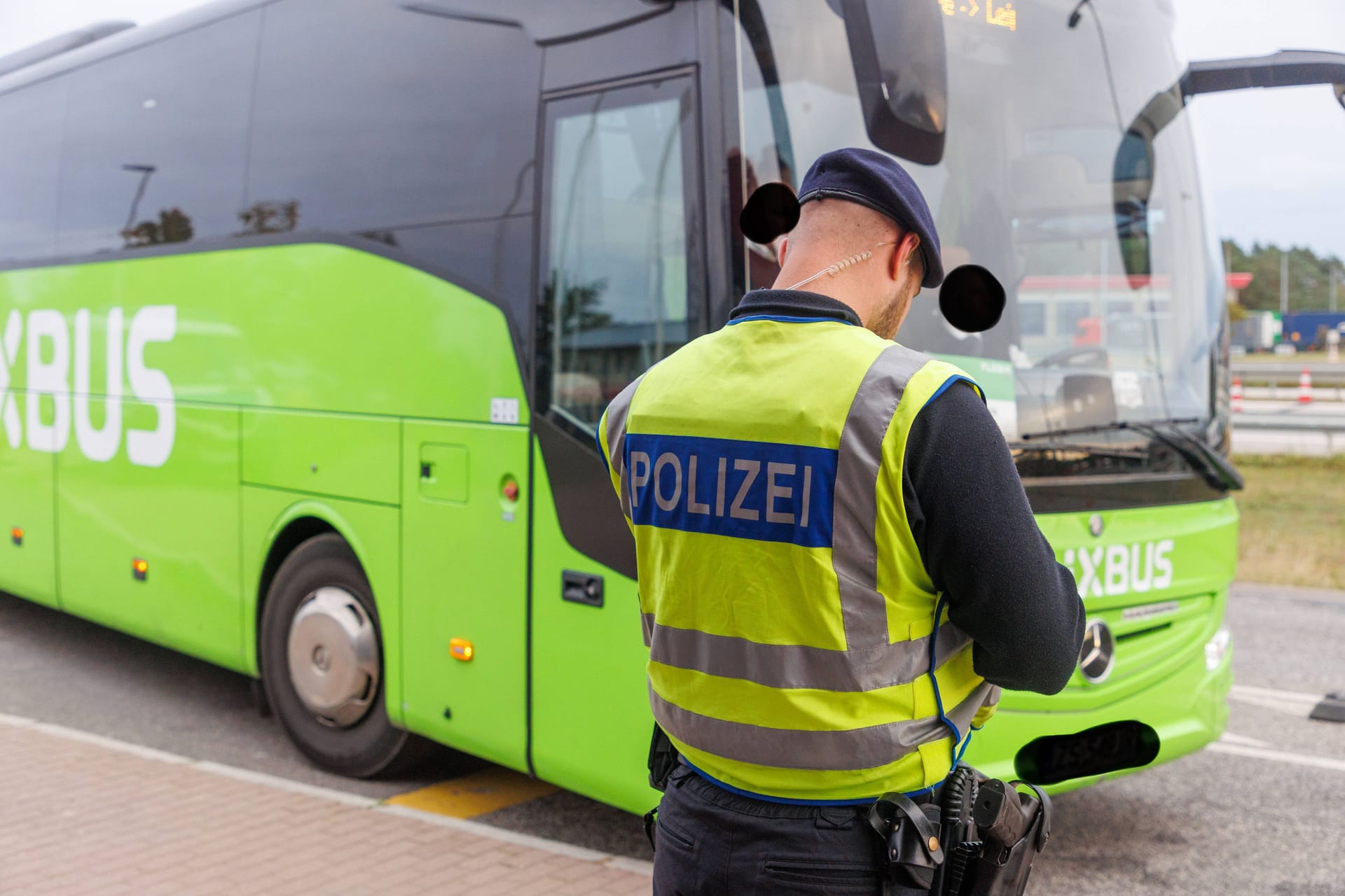 Bundespolizei kontrolliert einen Reisebus (Symbolbild): Die Kinder kommen zurück zu ihrer Mutter.