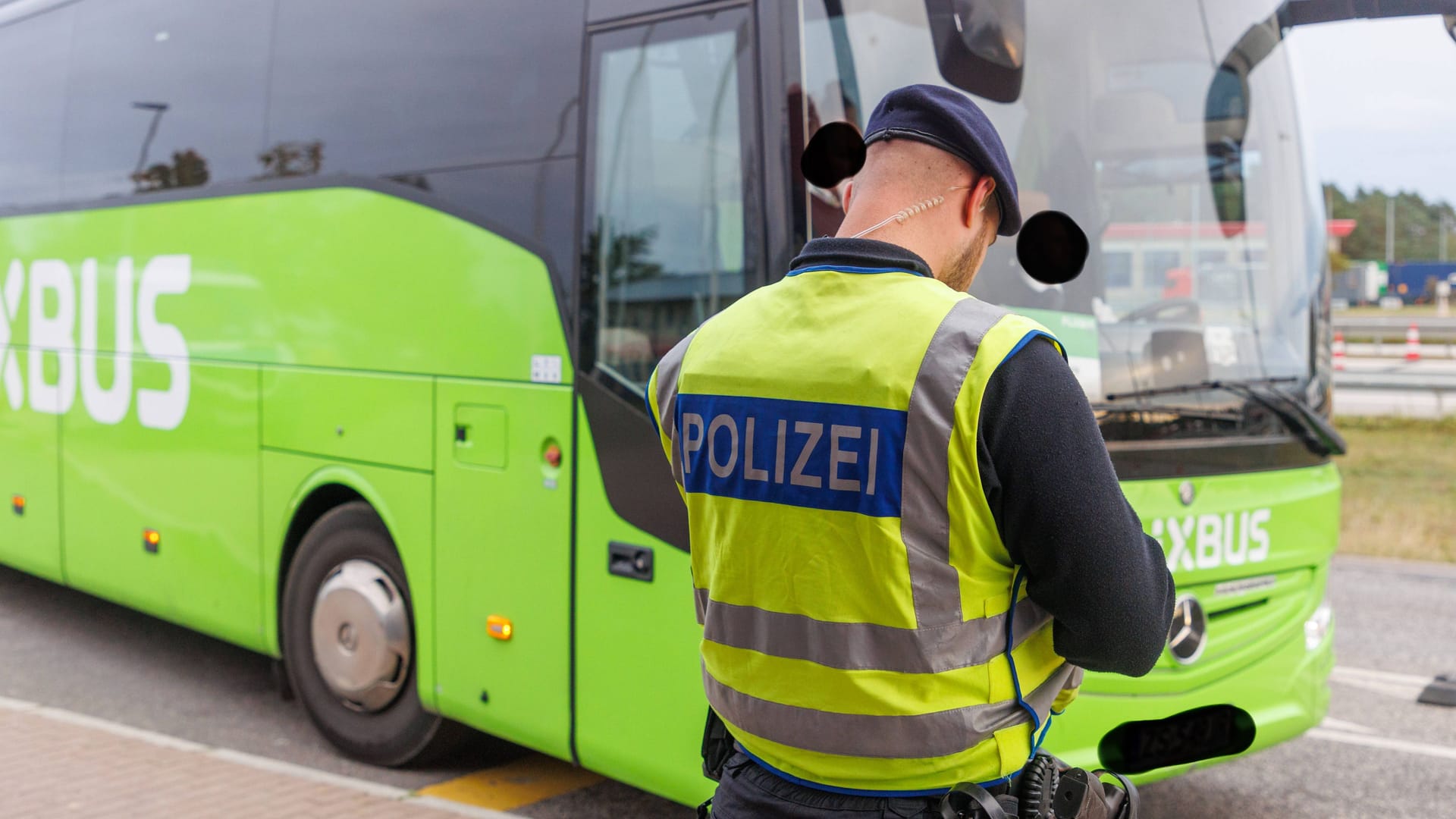 Bundespolizei kontrolliert einen Reisebus (Symbolbild): Die Kinder kommen zurück zu ihrer Mutter.