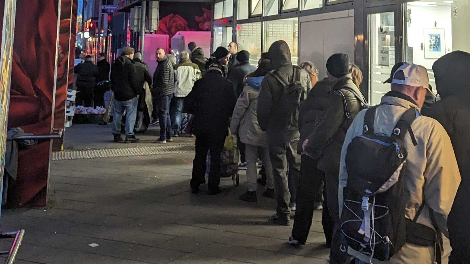 Schlange vor dem Gast-Haus: Bedürftige können in der Hilfseinrichtung bei einer warmen Mahlzeit Kraft tanken.