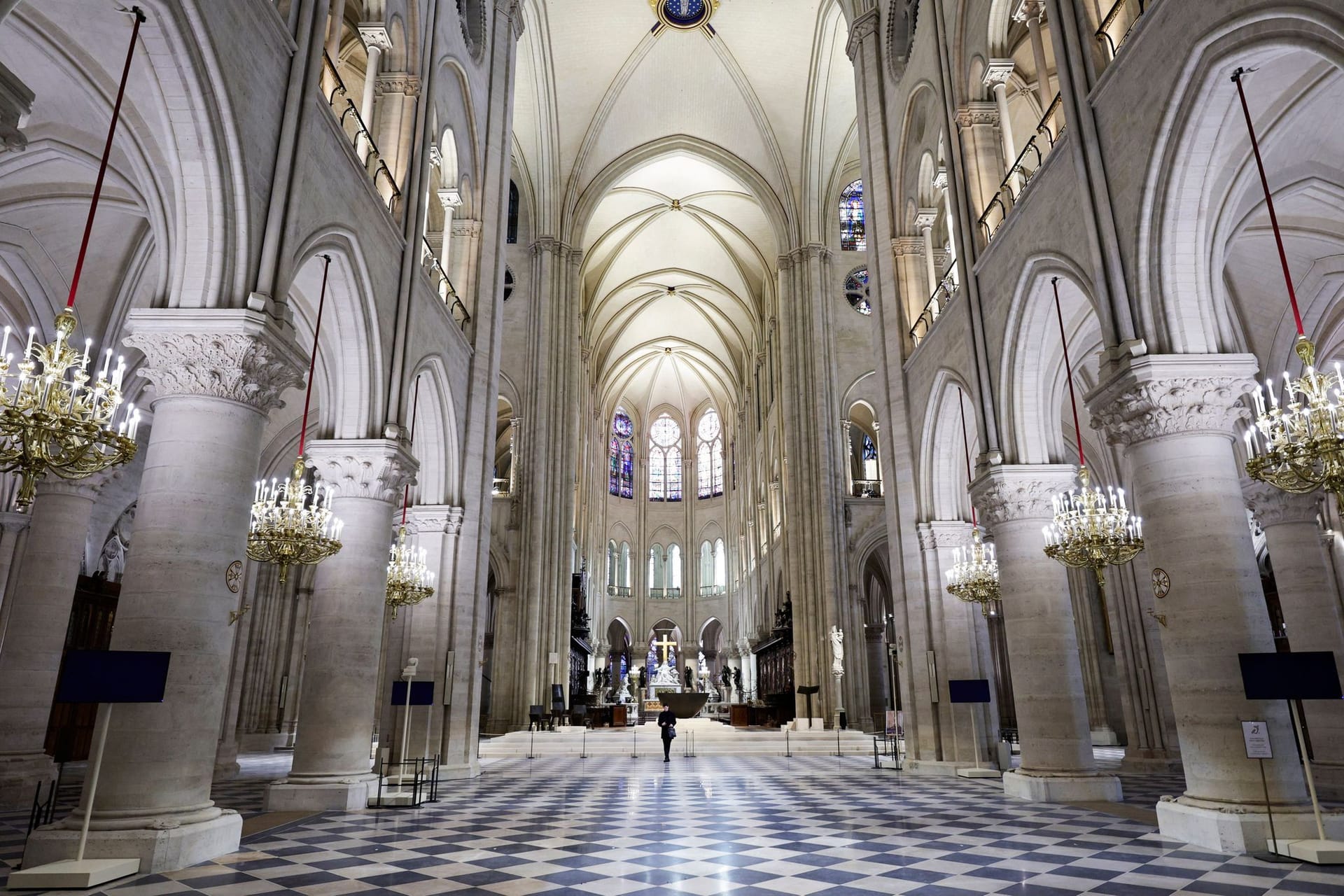 Paris: Das Kirchenschiff der Kathedrale Notre-Dame in Paris ist zu sehen, während der französische Präsident Macron die restaurierten Innenräume der Kirche besucht.