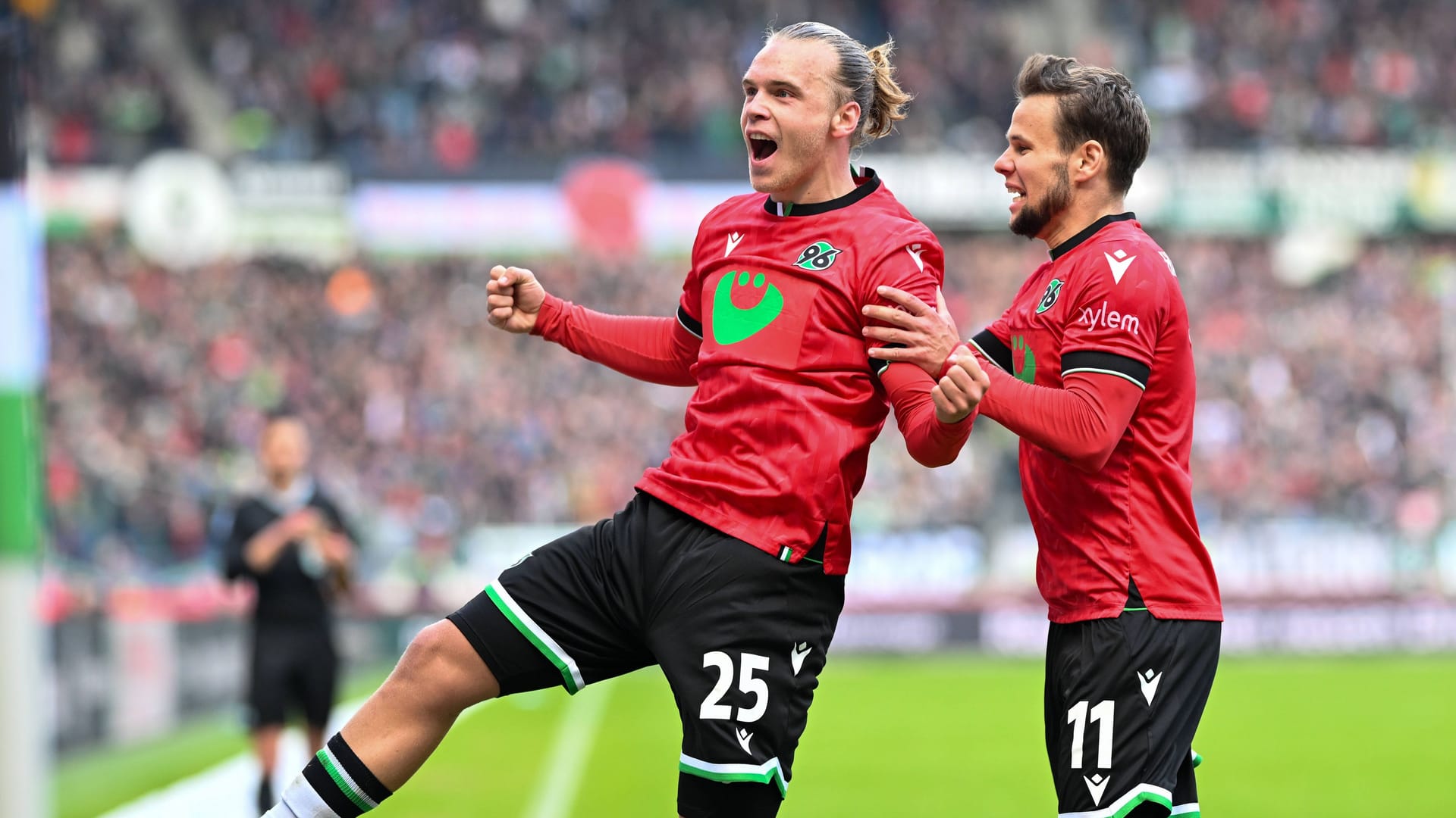 Lars Gindorf (l.) bejubelt ein Tor mit Louis Schaub (Archivbild): Der 23-Jährige arbeitete sich aus der Regionalliga zu den 96-Profis hoch.