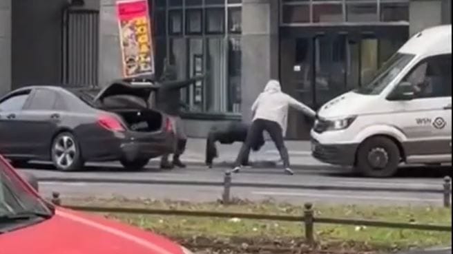 Screenshot aus einem Video, das in den sozialen Medien kursiert: Die Täter werfen etwas in den Kofferraum und rasen dann davon.