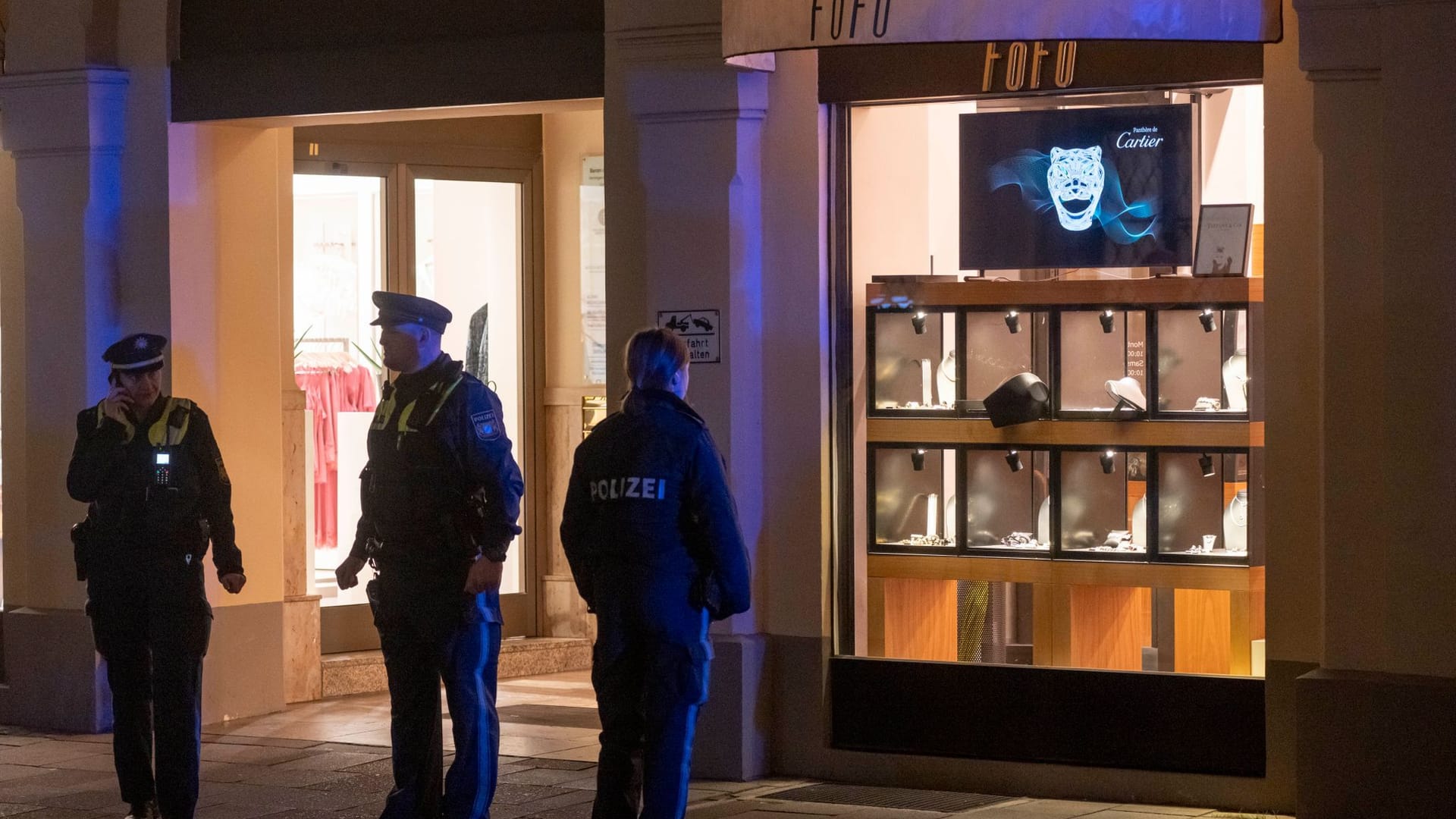 Tatort in München: Polizisten stehen nach einem Überfall in einem Juweliergeschäft in der Innenstadt vor dem Laden.