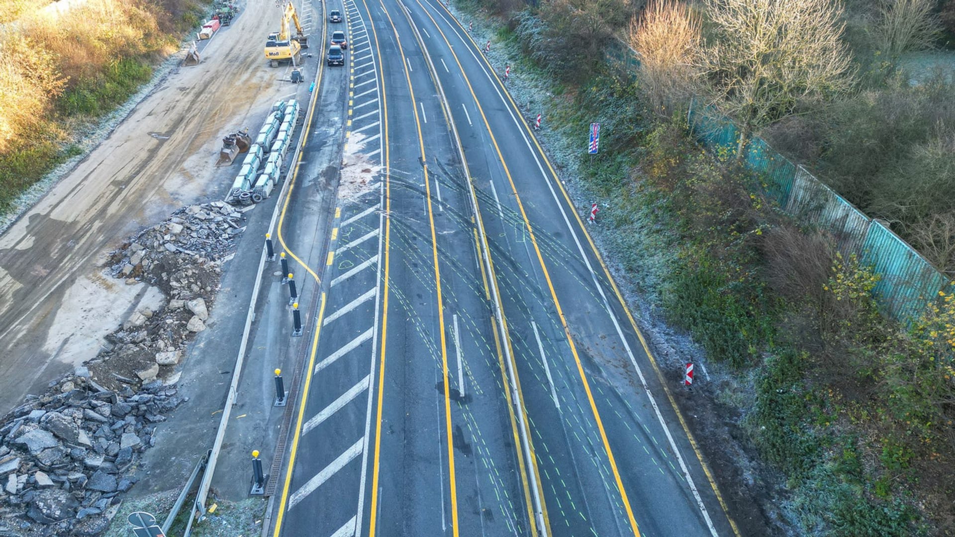 Die Unfallstelle am Tag danach: Markierungen auf der Fahrbahn zeugen vom Ende der Chaosfahrt.