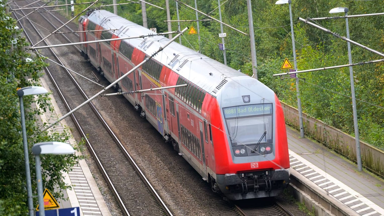 Deutsche Bahn: Ein doppelstöckiger Regionalzug der Deutschen Bahn (DB) fährt durch einen Bahnhof.