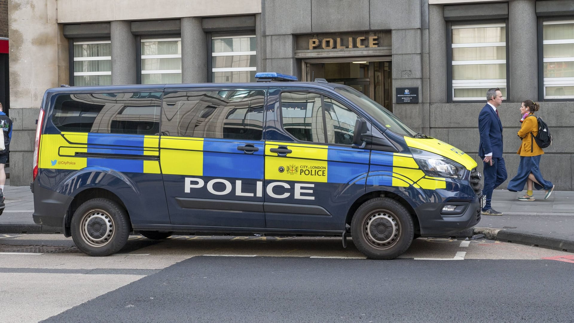 Britisches Polizeiauto (Symbolbild): Die Behörden machen zum Verhältnis von Täter und Opfer keinerlei Angaben.