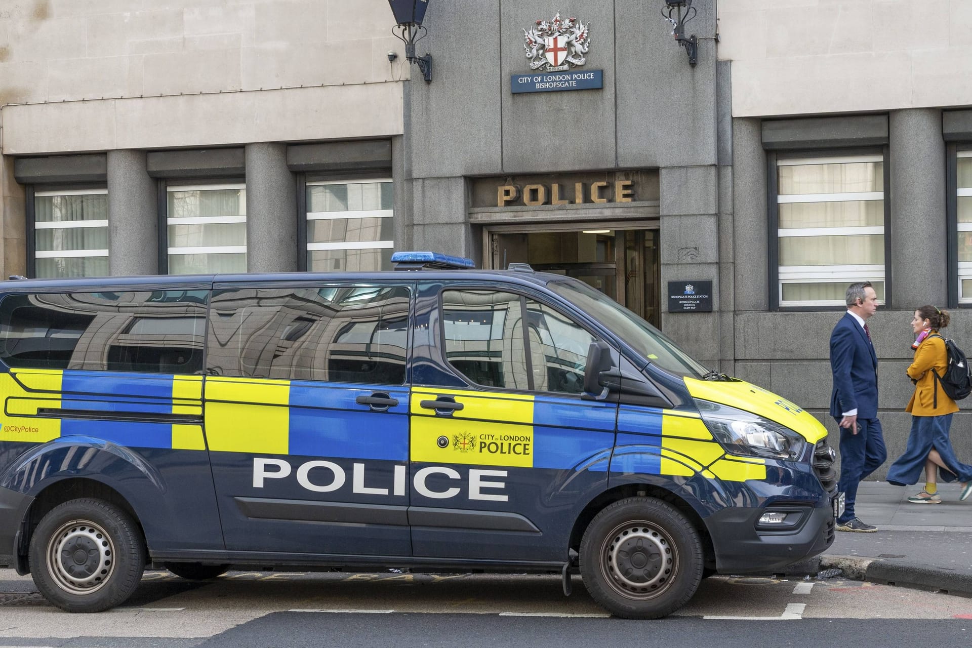 Britisches Polizeiauto (Symbolbild): Die Behörden machen zum Verhältnis von Täter und Opfer keinerlei Angaben.