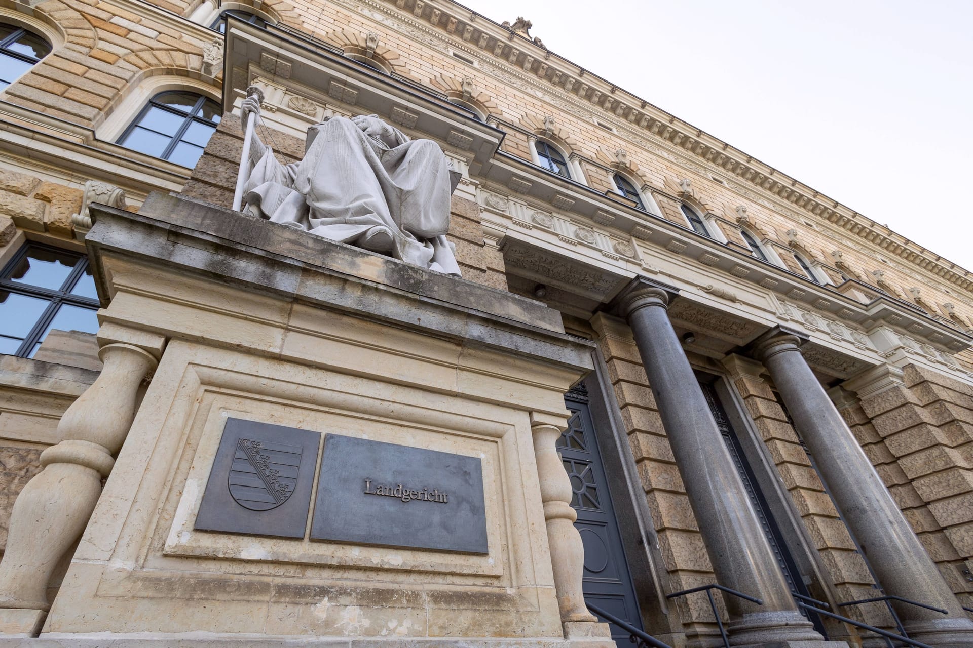 Landgericht in Dresden (Symbolbild): Ein 20-Jähriger wurde durch das Gericht zu einer Freiheitsstrafe von fünfeinhalb Jahren verurteilt. Er hat das Kind seiner Ex-Partnerin mehrfach schwer misshandelt.