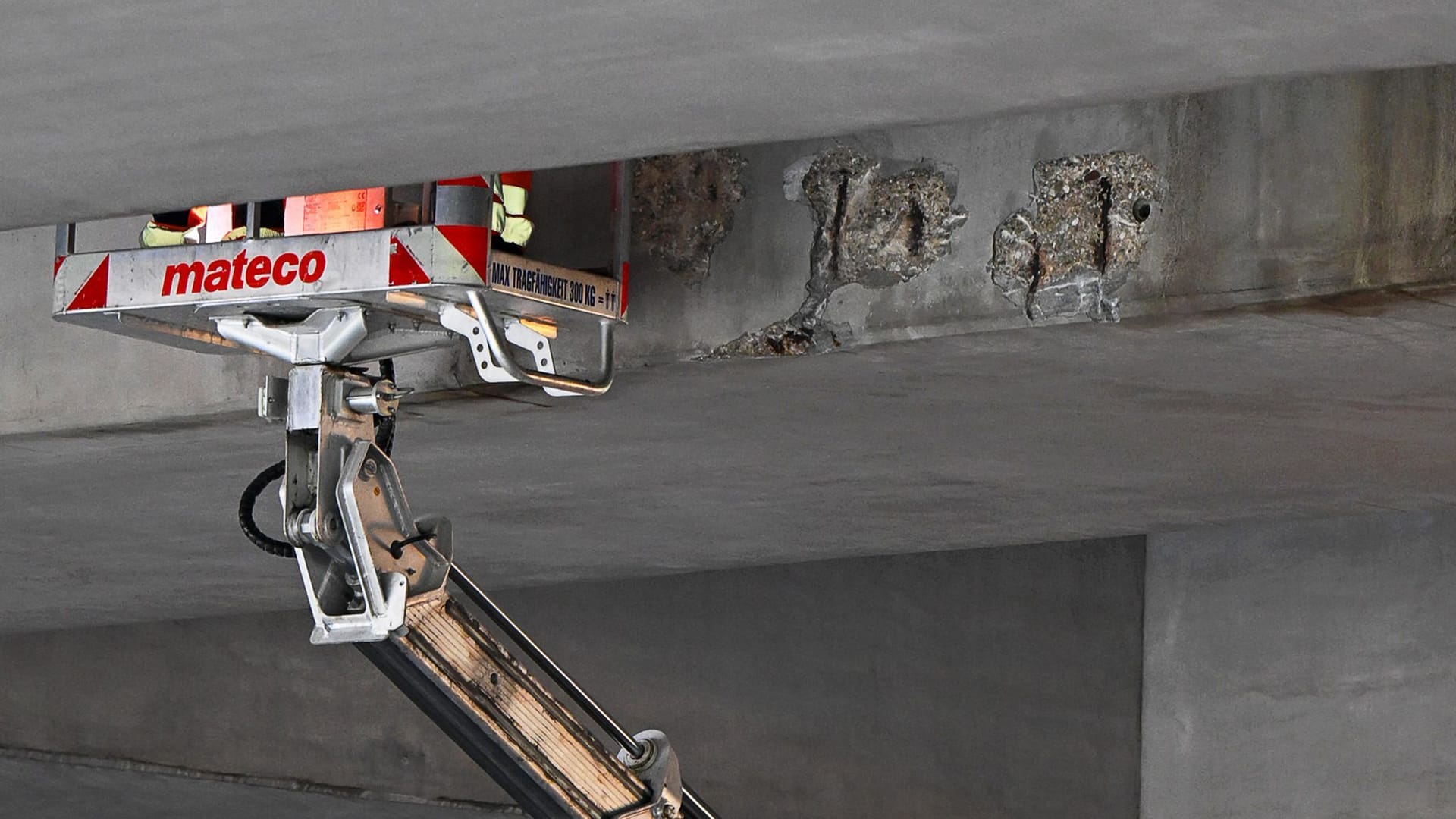 Betonbrocken lösen sich von Brücke und stürzen auf Autobahn