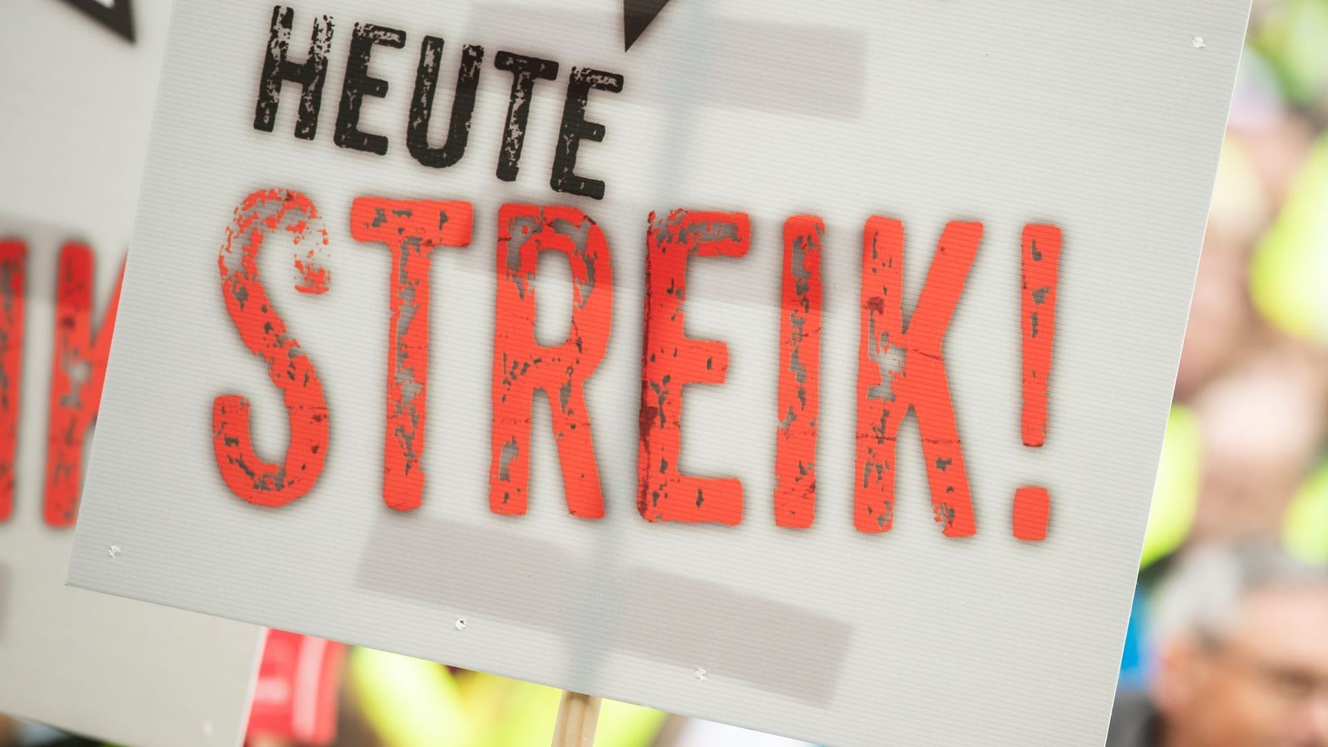 Ein Schild Schild mit der Aufschrift "Heute Streik!"