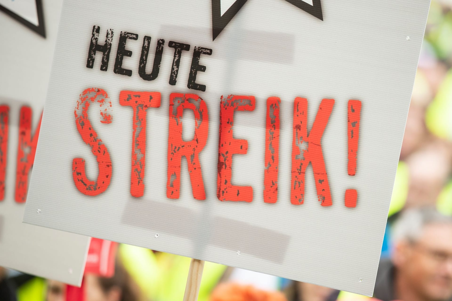 Ein Schild Schild mit der Aufschrift "Heute Streik!"