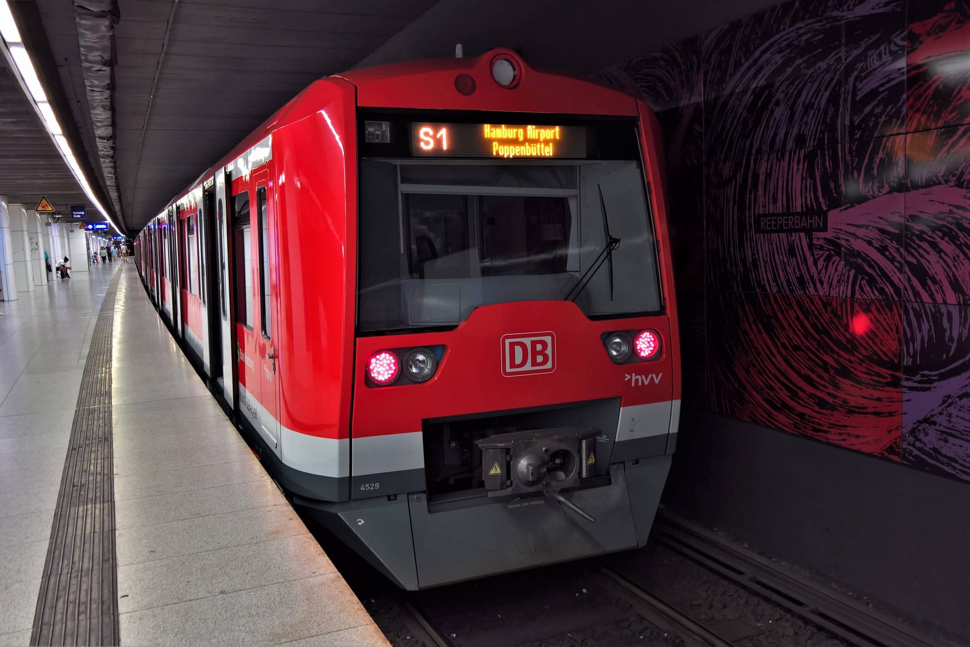 Am Wochenende ist ein Mann im S-Bahnhof Reeperbahn wohl betrunken auf die Gleise gestürzt.