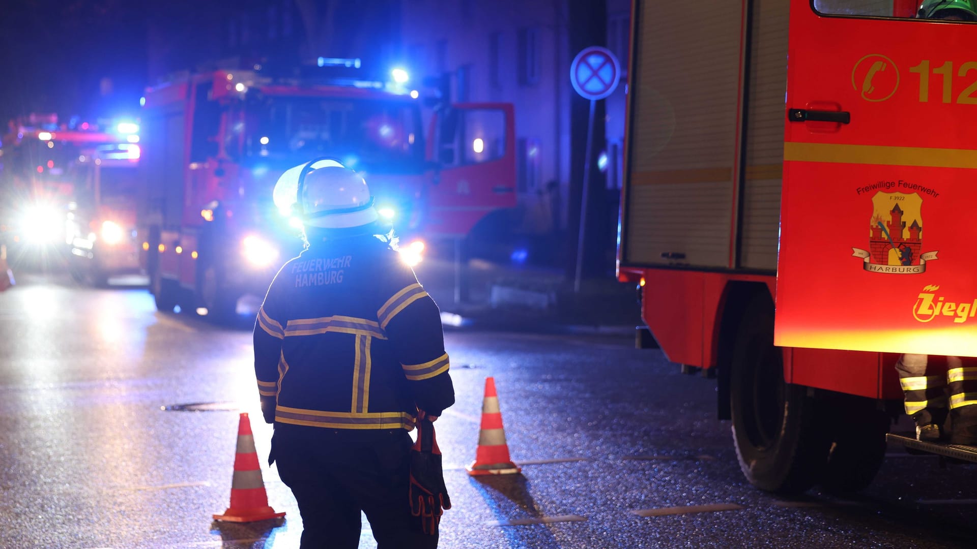 Feuerwehr in der Bremer Straße in Harburg: Am späten Nachmittag kam es hier zu einem Großeinsatz der Feuerwehr.