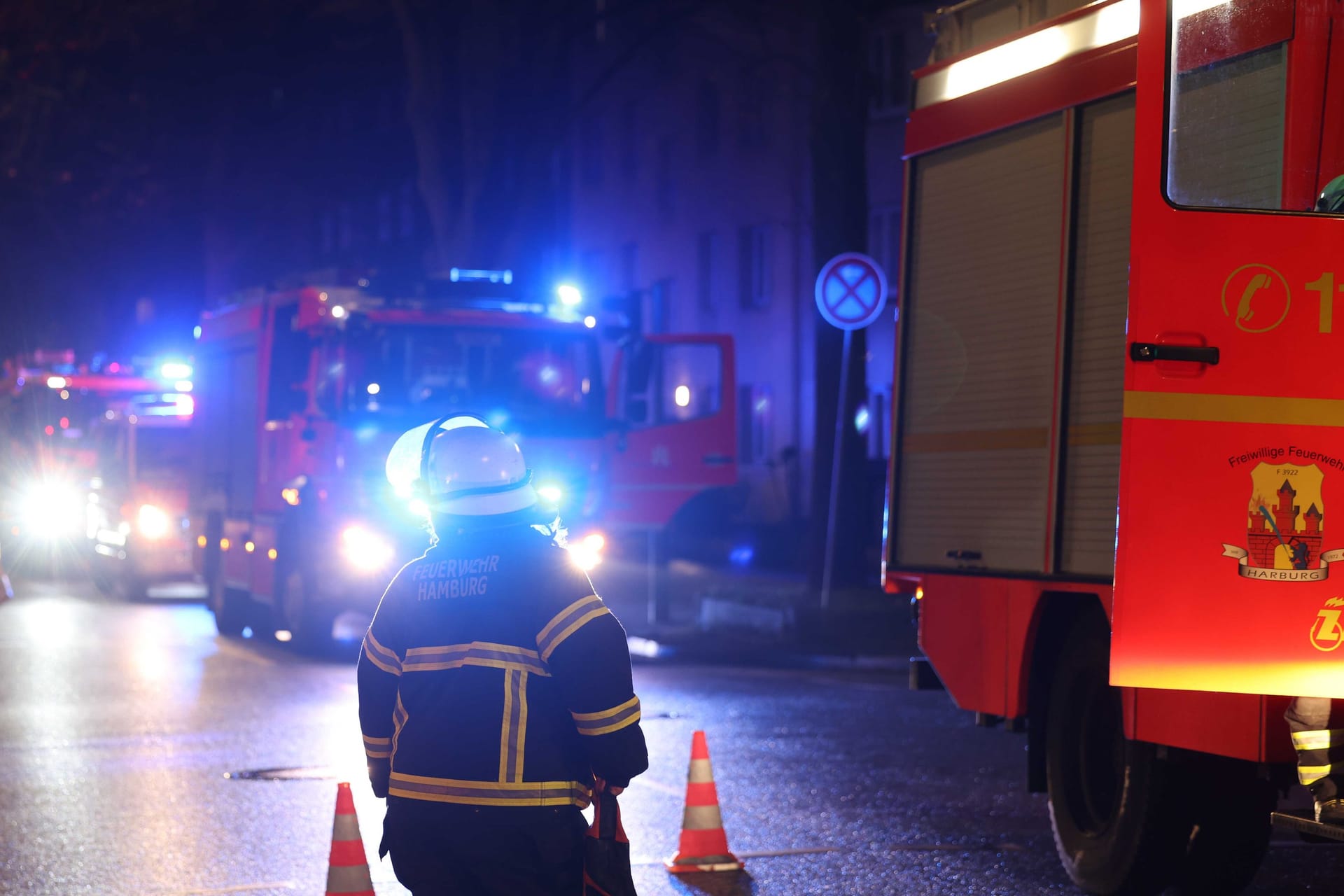 Feuerwehr in der Bremer Straße in Harburg: Am späten Nachmittag kam es hier zu einem Großeinsatz der Feuerwehr.