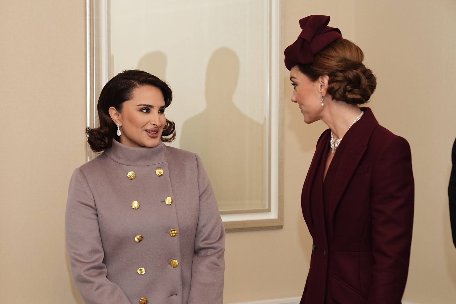 Scheicha Jawaher bint Hamad bin Suhaim Al Thani und Prinzessin Kate unterhalten sich bei einem Treffen in London.