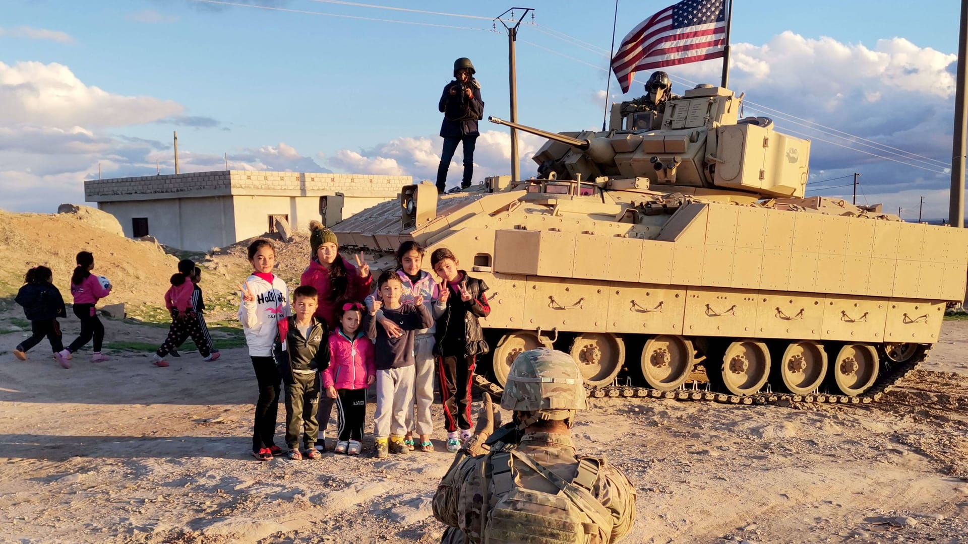 Amerikanische Soldaten mit kurdischen Kindern in einem Dorf in Rojava (Archivbild).