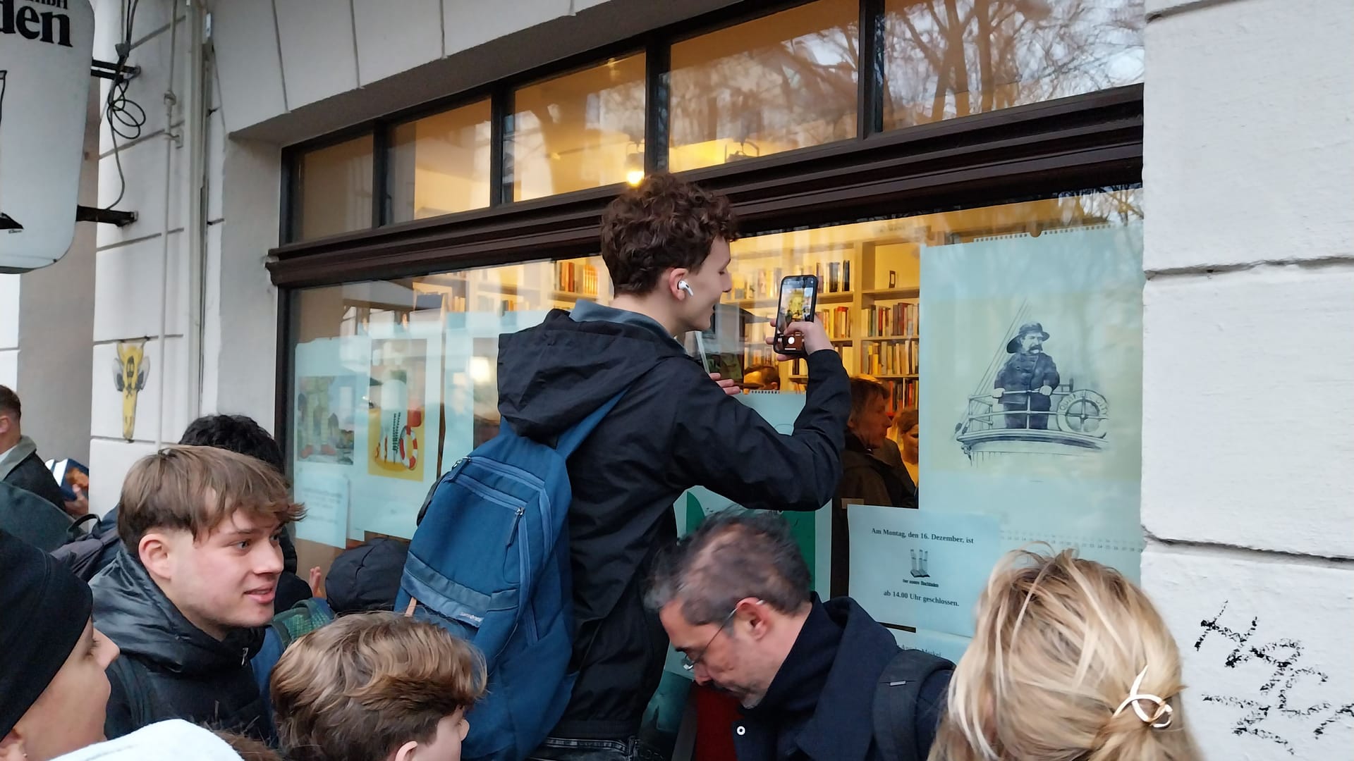 Einen Blick auf die Ex-Kanzlerin erhaschen wollte auch dieser junge Mann.