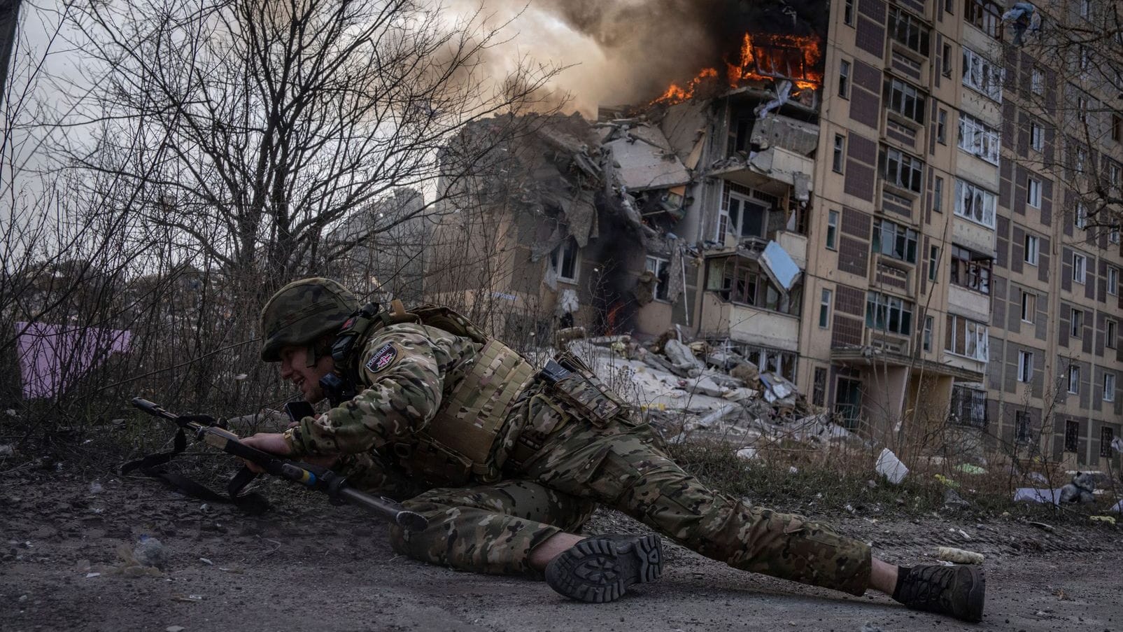 Awdijiwka in der Ukraine: Ein ukrainischer Soldat geht nach einem russischen Luftangriff in Deckung. (Archivbild)