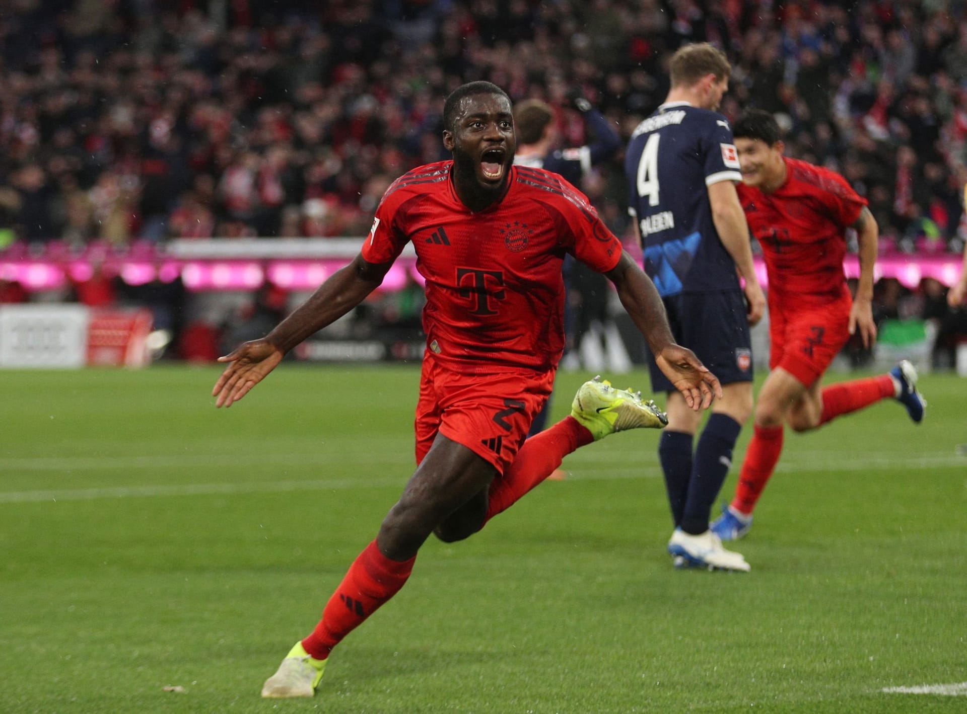 Dayot Upamecano: Löste sich bei einer Ecke clever von seinem Gegenspieler und traf per Kopf zum 1:0. Seine Flanke kam nicht ganz bei Müller an (17.). Sehr präsent. Das 1:1 ging mit einem schlimmen Patzer und einem zu kurz geratenen Rückpass aber auf seine Kappe. Note 4