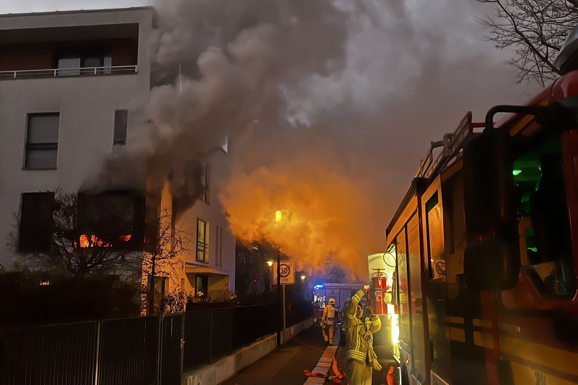 Wohnungsbrand am Samstag in Dresden-Striesen: Der 35-jährige Vater erlitt beim Versuch, die Flammen zu löschen, Verletzungen.