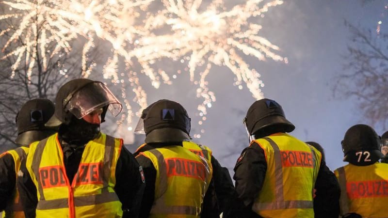 Polizisten im Silvester-Einsatz (Archivbild): Schon kurz vor dem Jahreswechsel haben die Beamten viel zu tun.