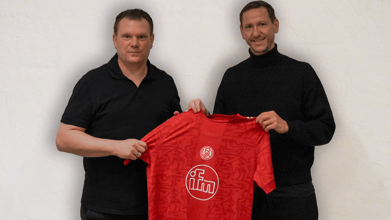 Uwe Koschinat (links), hier mit Vereinsvorstand Marc-Nicolai Pfeifer, übernimmt ab sofort das Traineramt bei Rot-Weiss Essen.