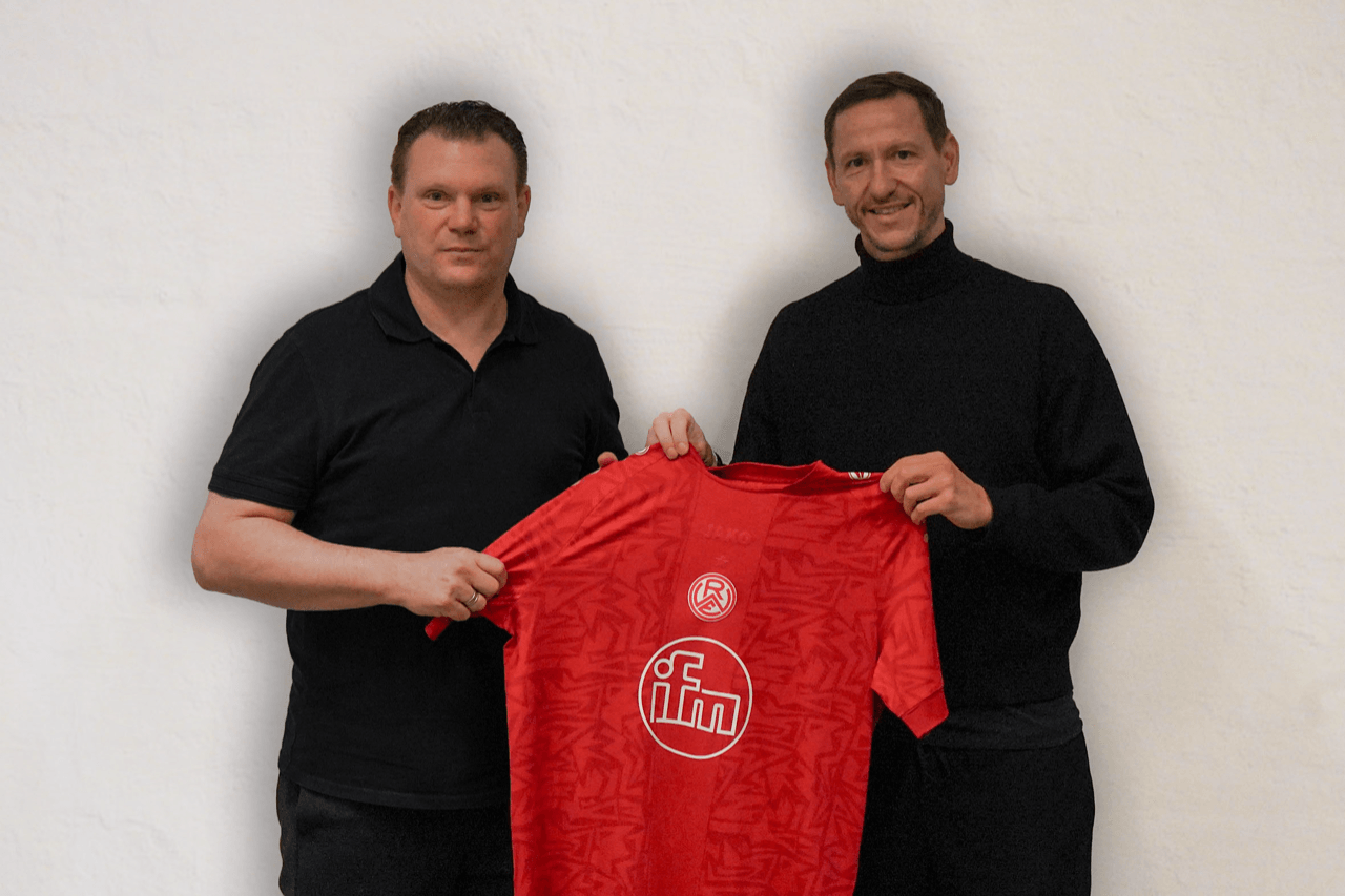 Uwe Koschinat (links), hier mit Vereinsvorstand Marc-Nicolai Pfeifer, übernimmt ab sofort das Traineramt bei Rot-Weiss Essen.