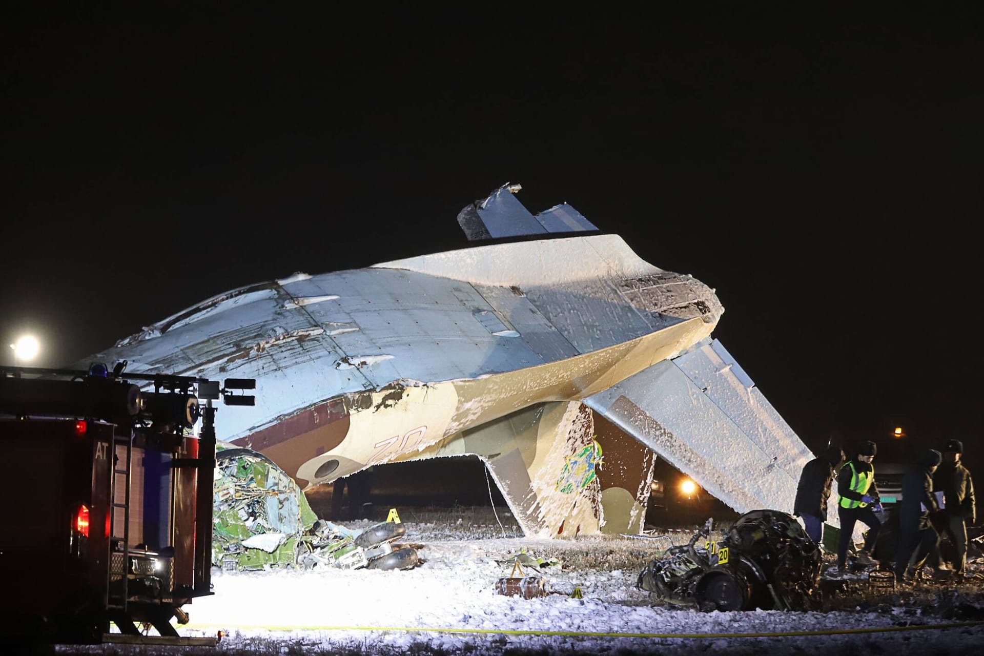 Aktau, Kasachstan: Das Wrack der aserbaidschanischen Maschine vom Typ Embraer 190, die in der Nähe der kasachischen Stadt abgestürzt ist.