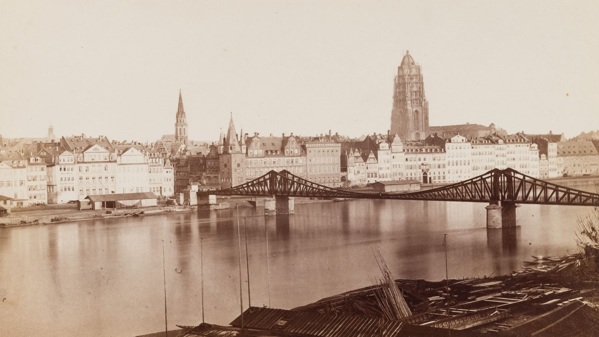 Auch dieser Blick auf das Frankfurter Mainufer ist zu sehen: Fotografie von Carl Friedrich Mylius aus dem 19. Jahrhundert.