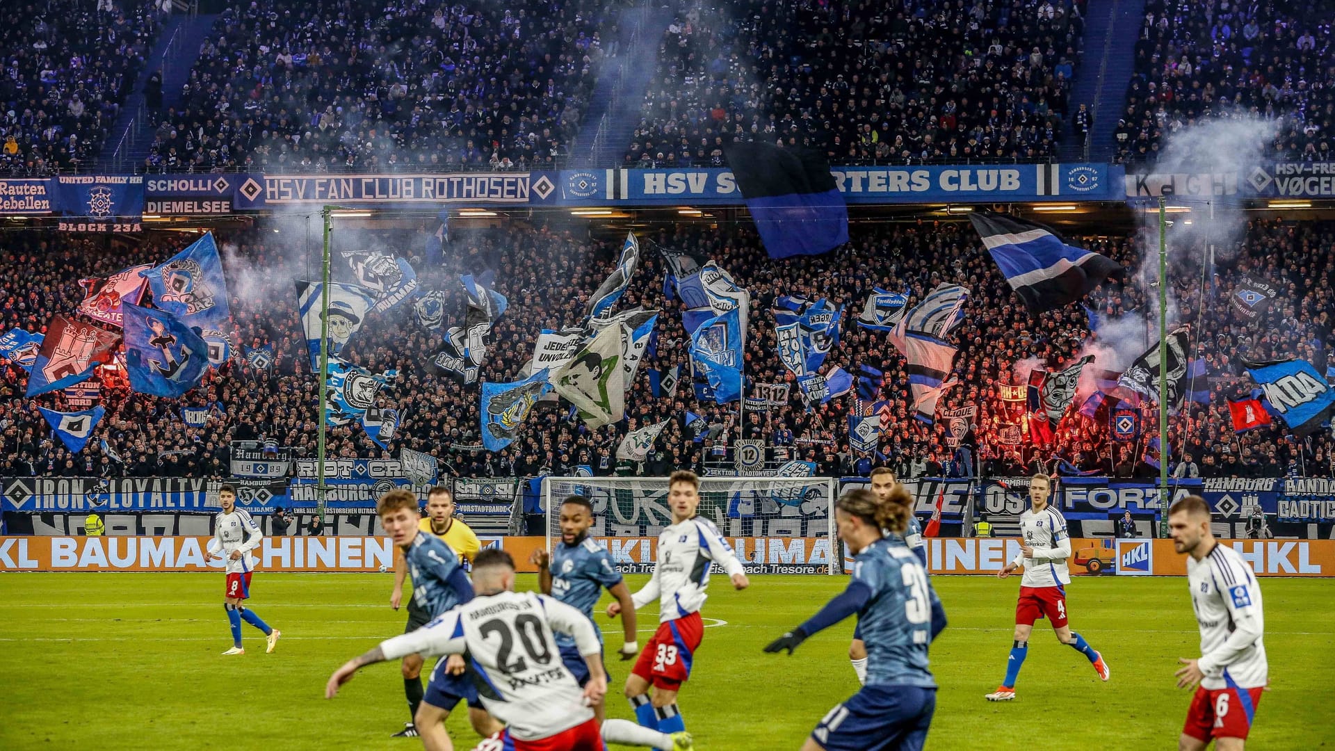 HSV-Fans sorgen auf der Nordtribüne im Volksparkstadion mit Pyro und Fahnen für Stimmung: Heimspiele sind fast immer ausverkauft, auswärts fahren meist mehrere Tausend Hamburger mit.