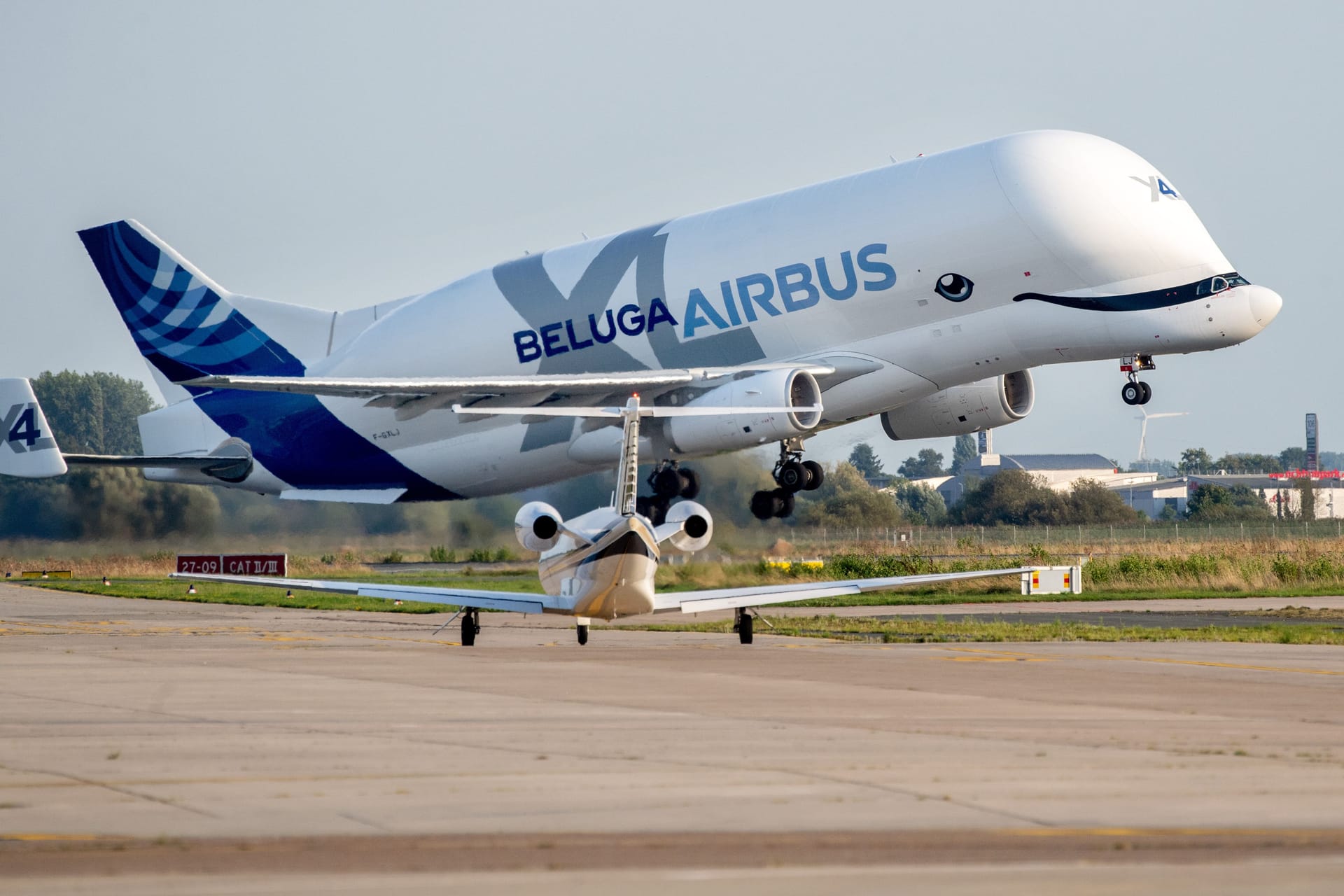 Die Beluga XL hebt am Bremer Flughafen ab: Sie ist ein beliebtes Fotomotiv.