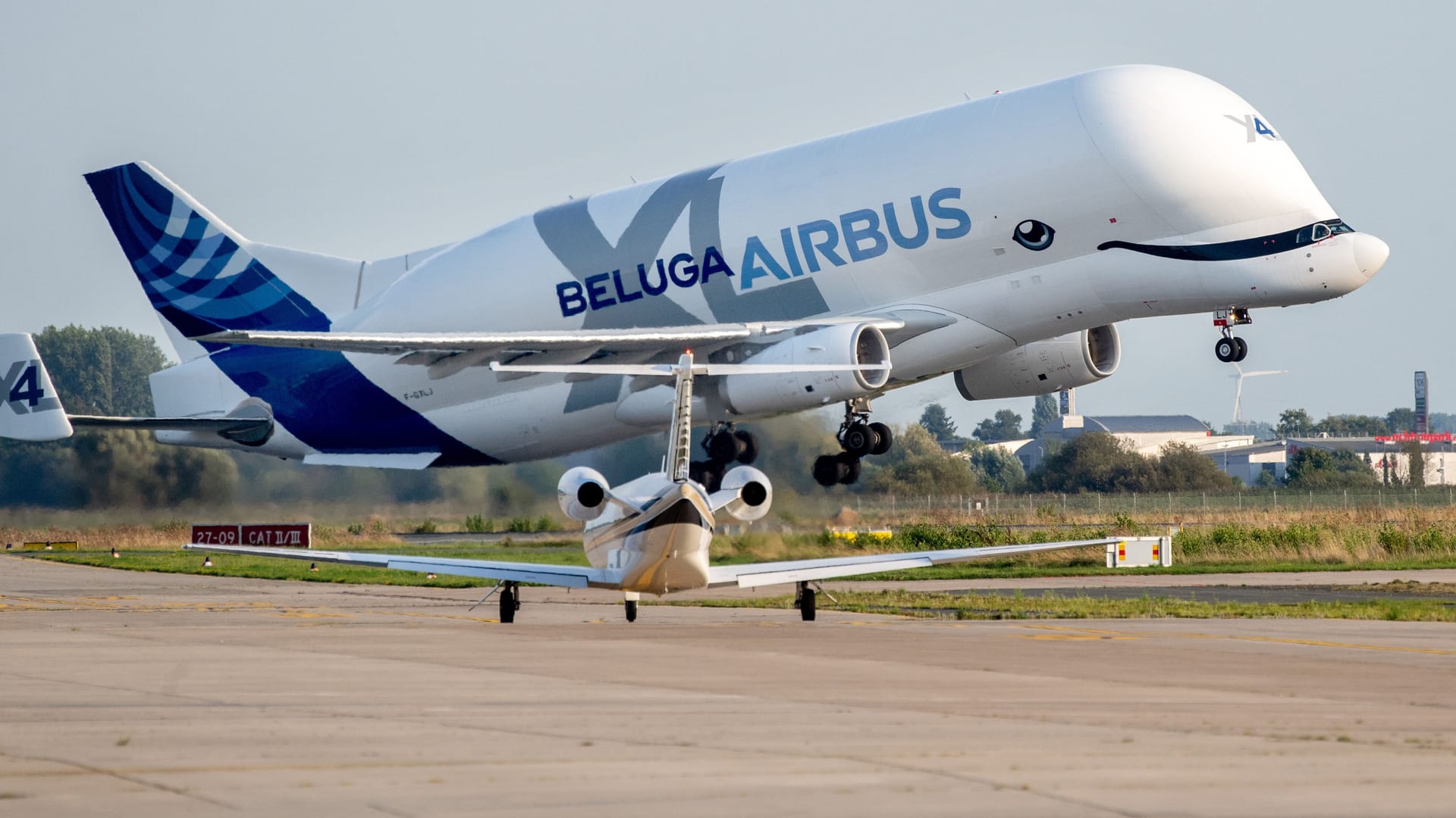 Die Beluga XL hebt am Bremer Flughafen ab: Sie ist ein beliebtes Fotomotiv.