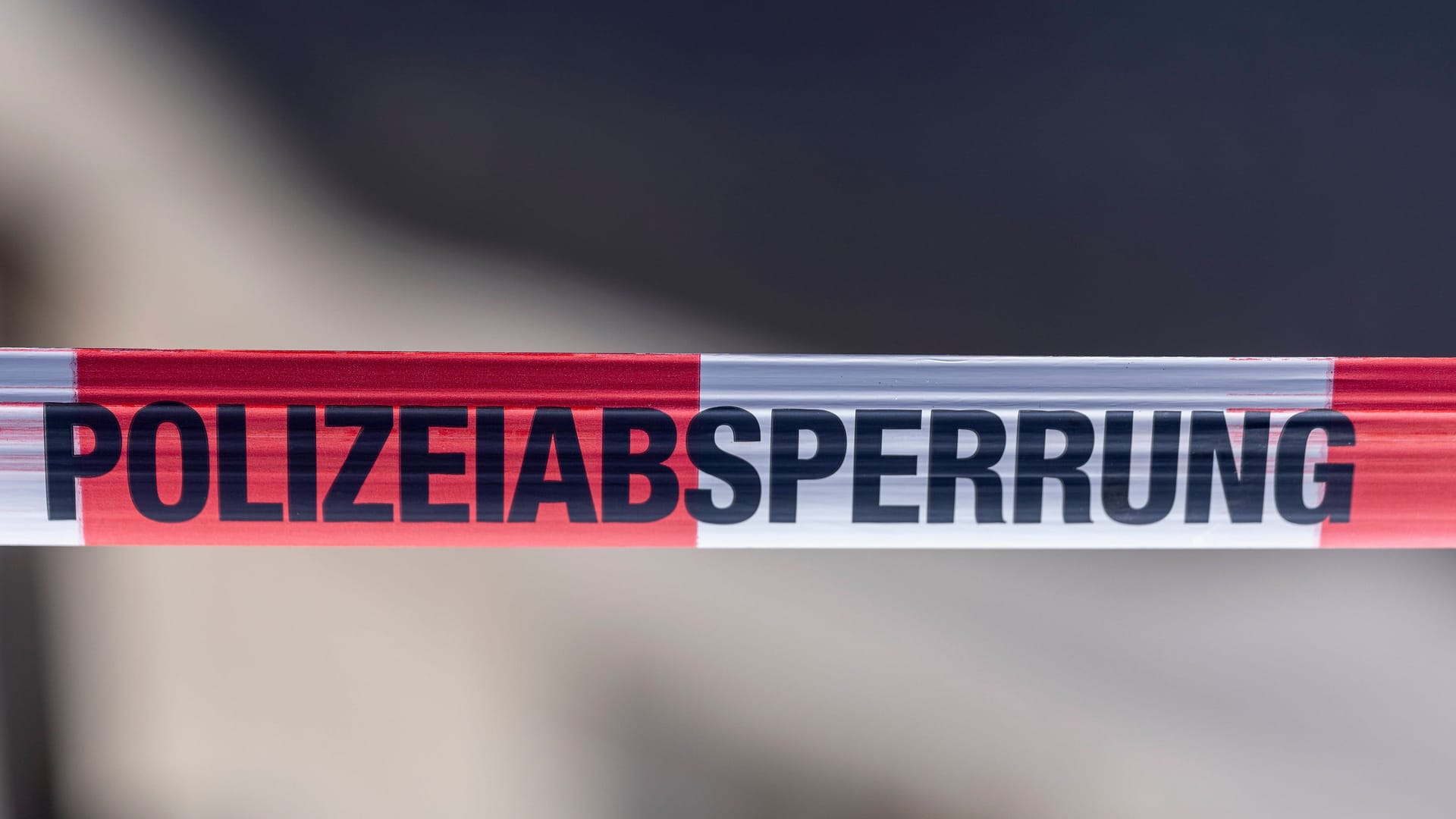 Die Polizei bereitet sich mit einem Grossaufgebot, auf die Kundgebung der AFD und die Gegendemonstration vor und hat den Bereich abgesperrt 25.06.2023, Zweiter Jahrestag des Messerangriffs in Wuerzburg, Proteste gegen AfD-Veranstaltung mit Bjoern Hoecke, GER, Wuerzburg, Barbarossaplatz.