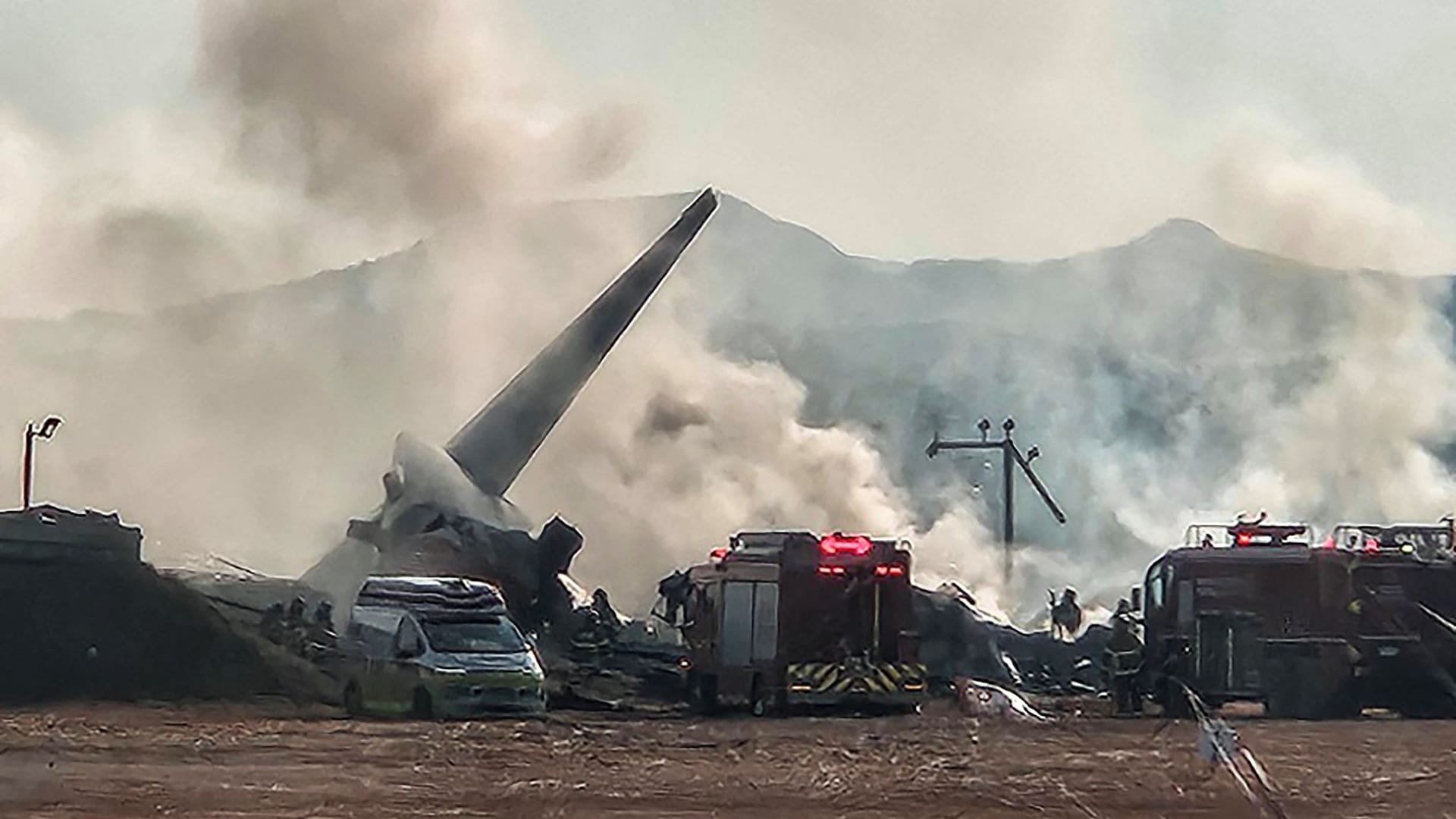 Feuerwehrleute löschen das brennende Flugzeug am Flughafen von Muan.