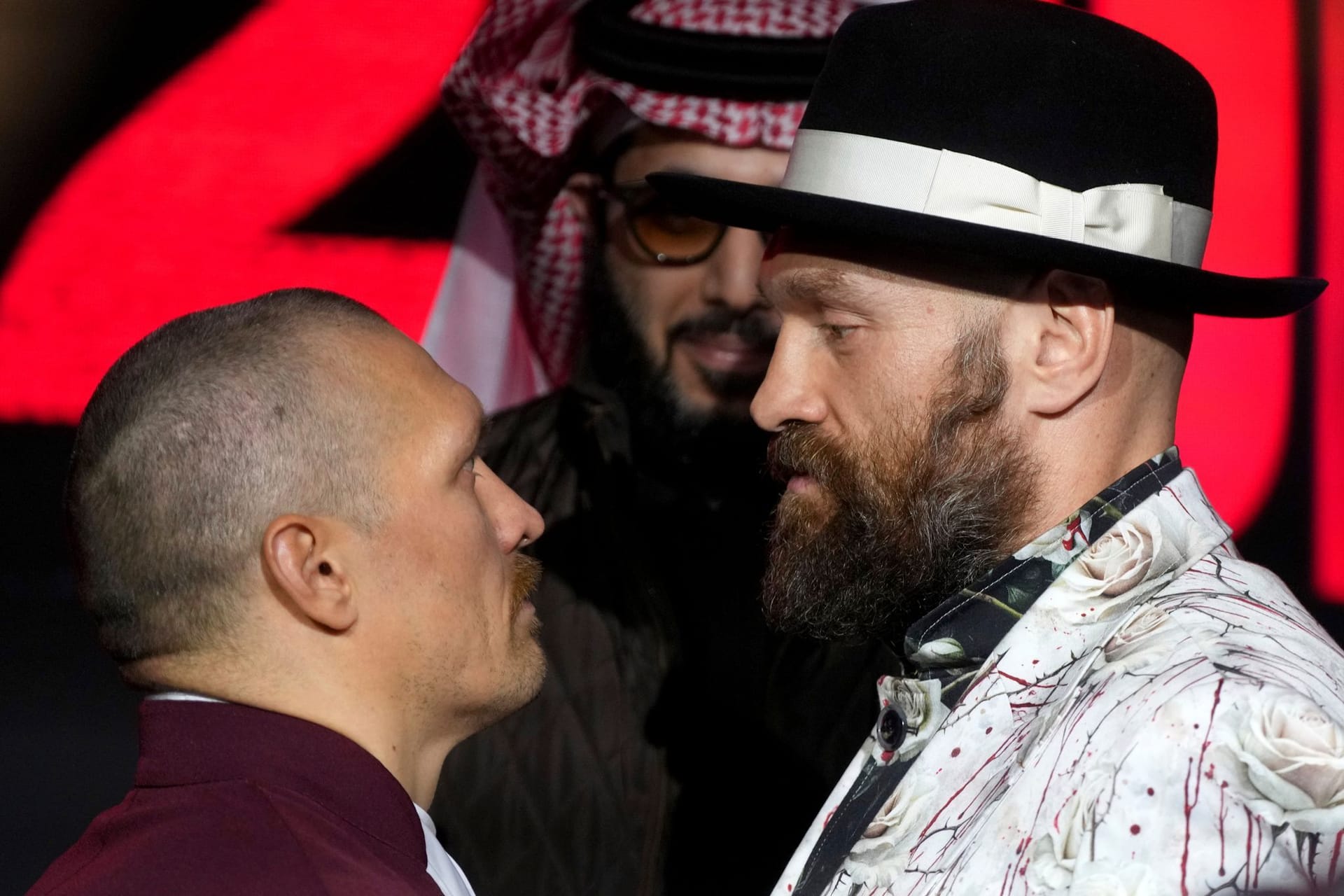 Tyson Fury (r.) und Alexander Usyk stehen sich während einer Pressekonferenz gegenüber: Am Samstag geht es für beide in den Ring.