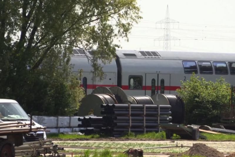 Ein Zug steht auf der Bahnstrecke nahe dem Unfallort (Archivbild): Der Zug war in eine Gruppe von Arbeitern gefahren, zwei von ihnen kamen ums Leben.