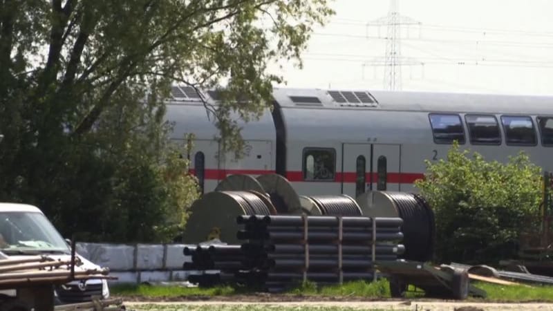 Ein Zug steht auf der Bahnstrecke nahe dem Unfallort (Archivbild): Der Zug war in eine Gruppe von Arbeitern gefahren, zwei von ihnen kamen ums Leben.