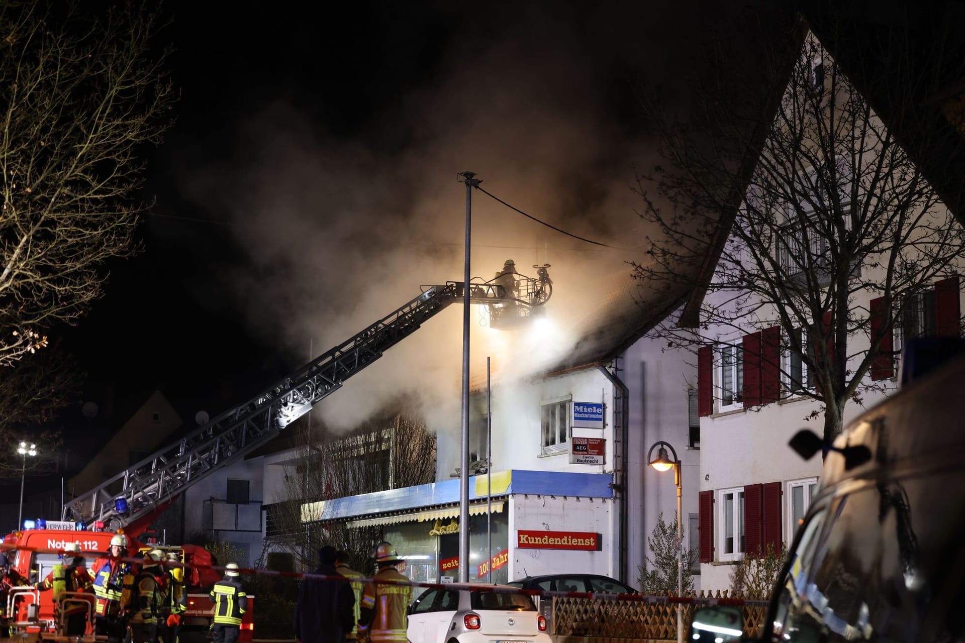 Einsatzkräfte der Feuerwehr löschen einen Brand in einer Wohnung in Esslingen. Zwei Menschen kamen ums Leben.