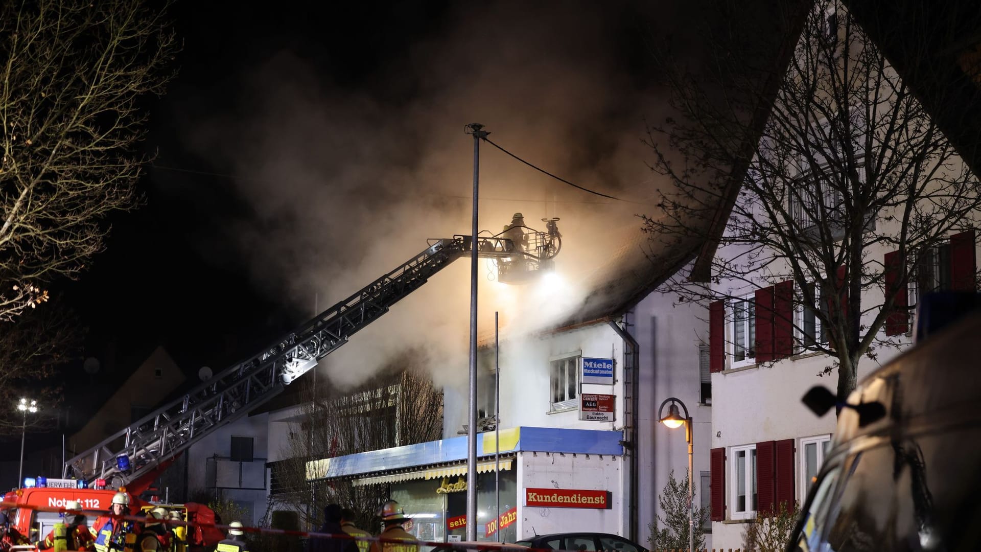 Einsatzkräfte der Feuerwehr löschen einen Brand in einer Wohnung in Esslingen. Zwei Menschen kamen ums Leben.