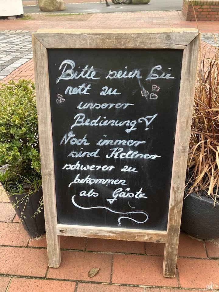 Ein Schild vor dem Restaurant "Am Ankerplatz" bittet Gäste um Freundlichkeit.