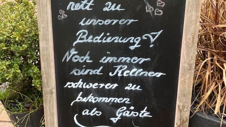 Ein Schild vor dem Restaurant "Am Ankerplatz" bittet Gäste um Freundlichkeit.