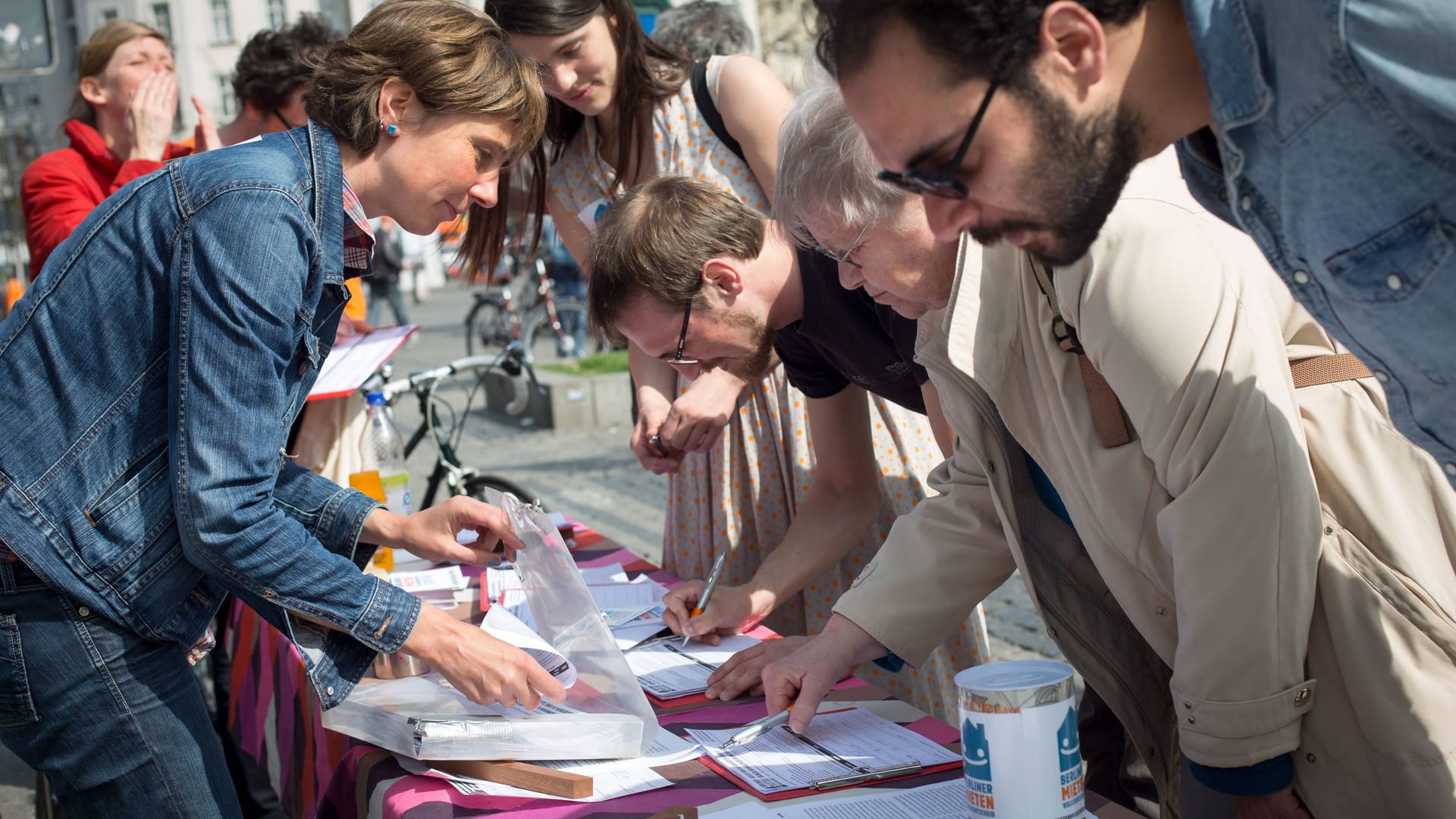 Menschen bei einer Unterschriftensammlung (Symbolbild): Bis zu 2.000 Unterschriften müssen die Parteien vorweisen, um zugelassen zu werden.