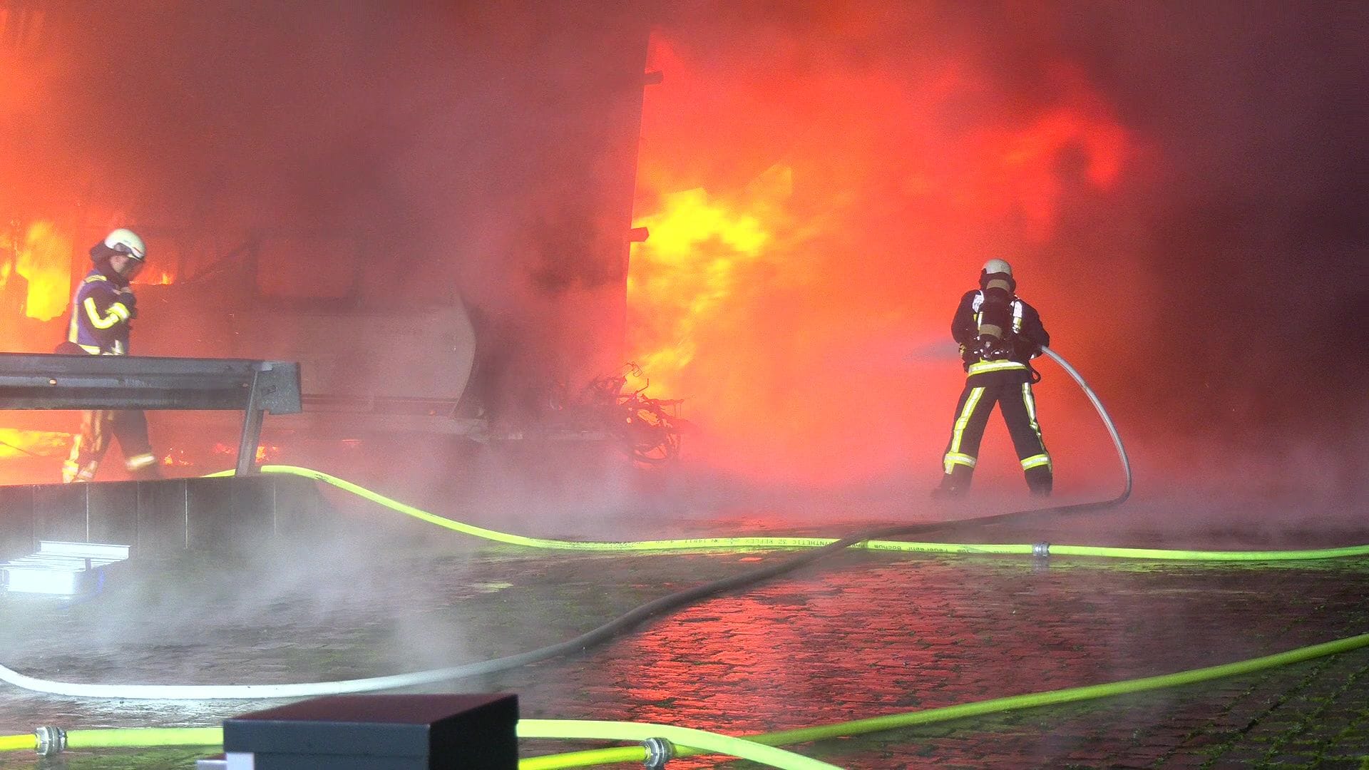 In der Nacht brannte in Bochum an der Industriestraße eine Lagerhalle, in der 30 Camping- und Wohnwagen standen vollkommen aus.