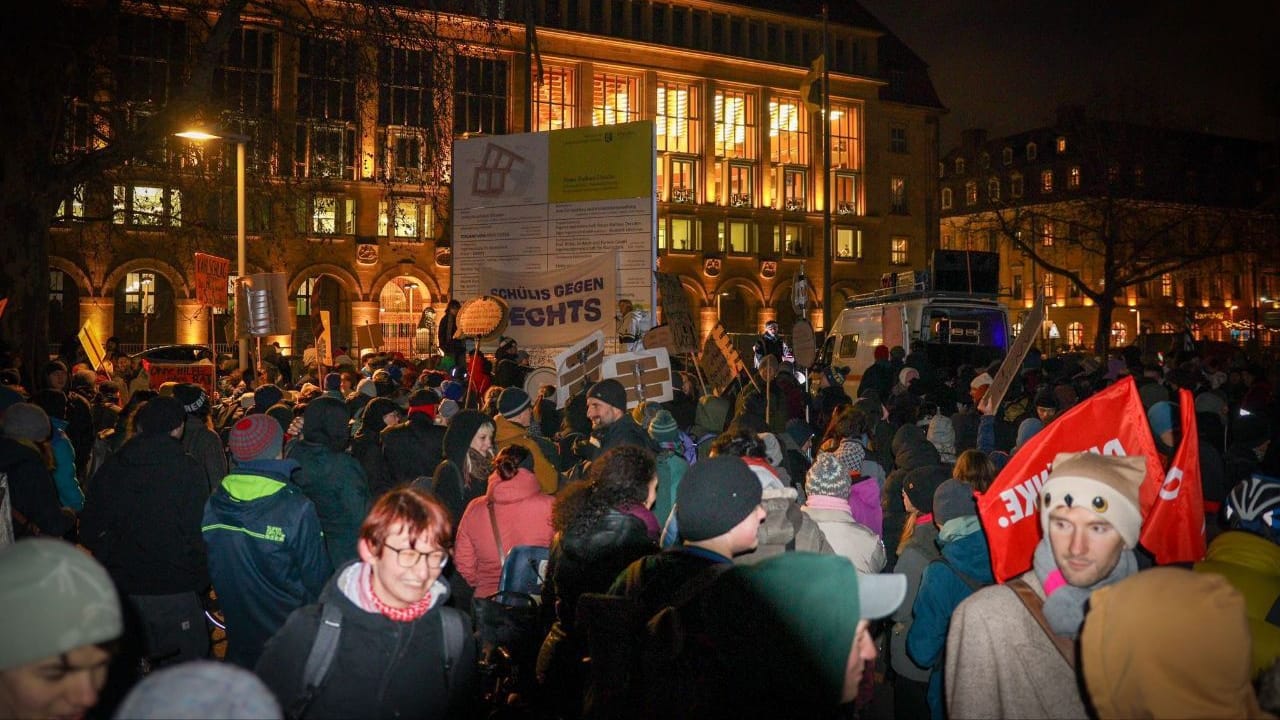 Demo vor dem Rathaus am Freitagabend.