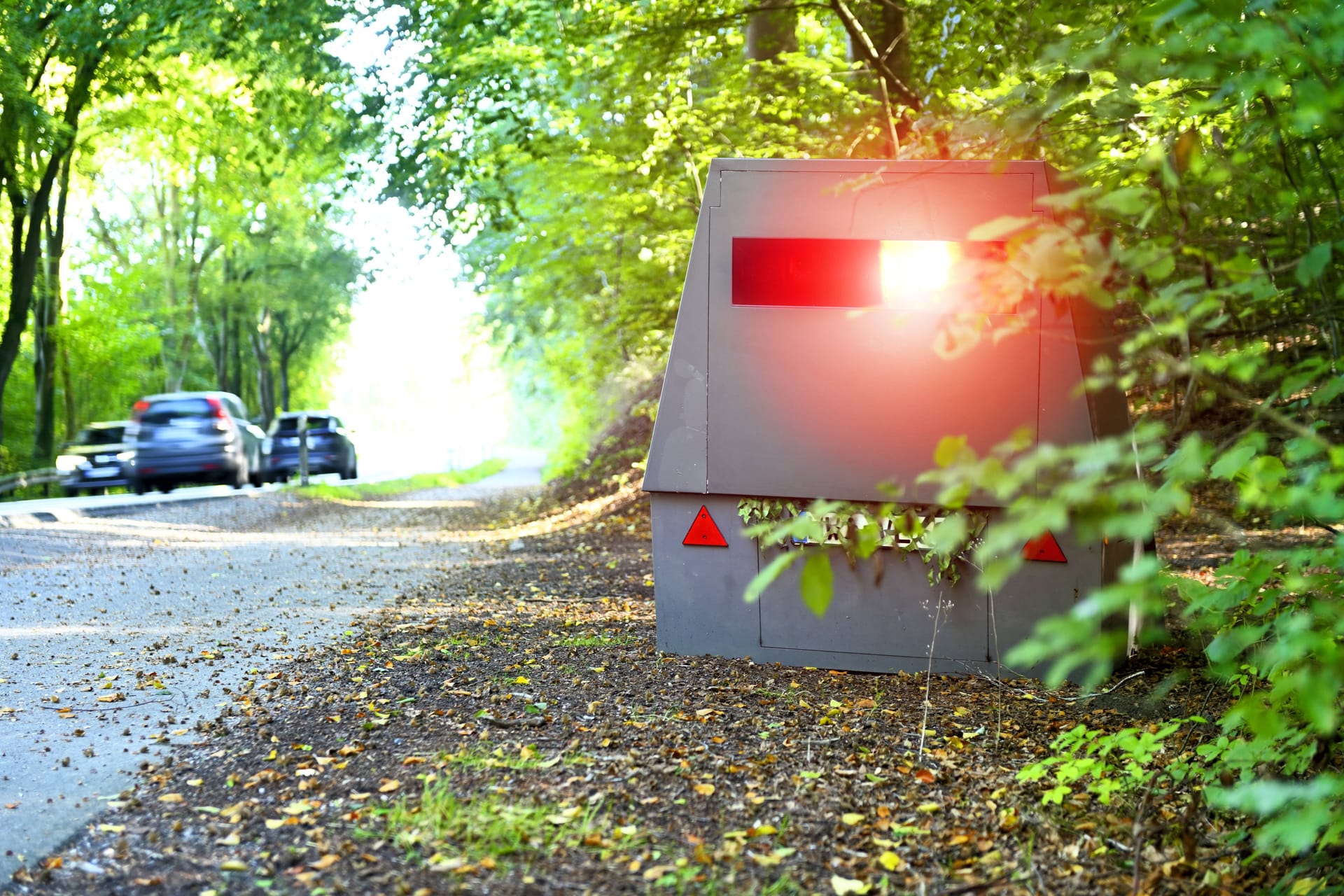 Blitzeranhänger an einer Straße (Symbolbild): Autofahrer sollten sich immer an das vorgeschriebene Tempo halten.